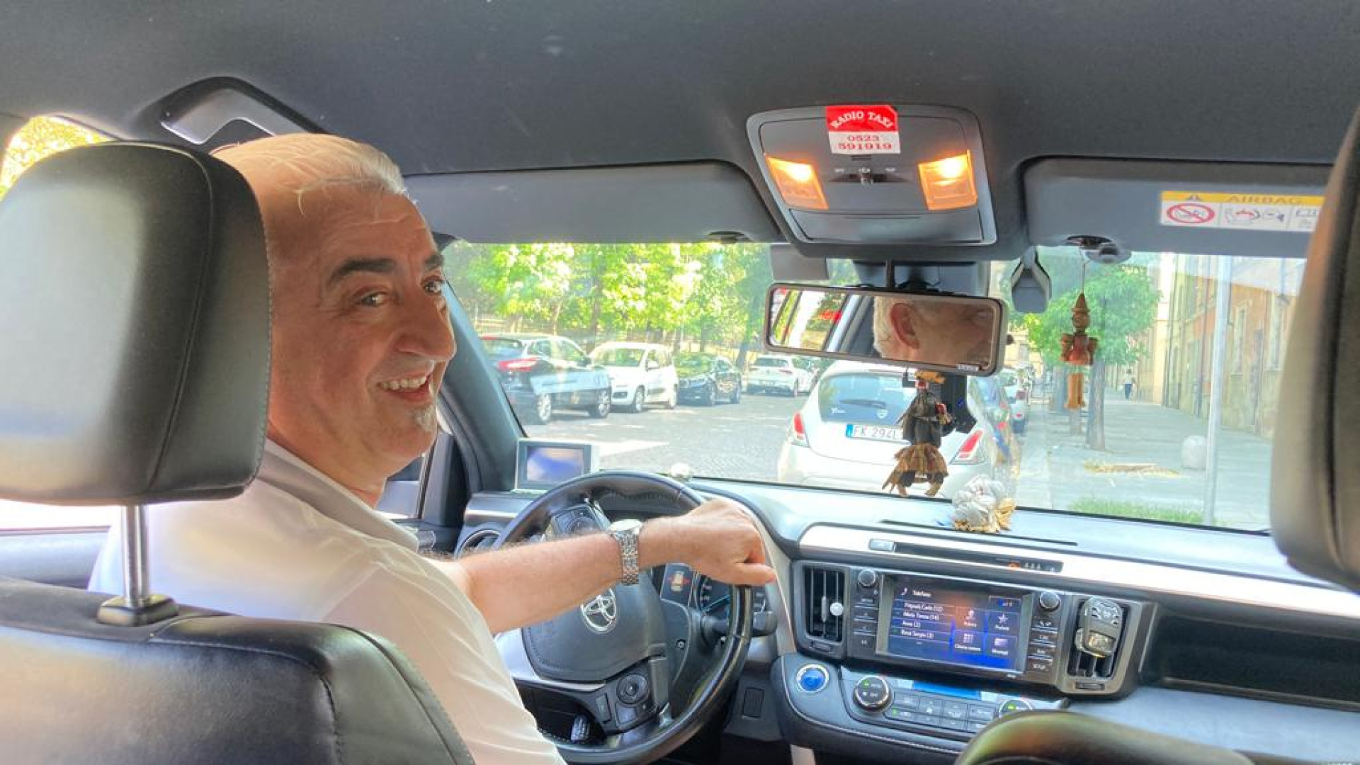 Dopo 38 anni sul taxi Santino va in pensione: "Quella volta con Ligabue fino a San Siro"
