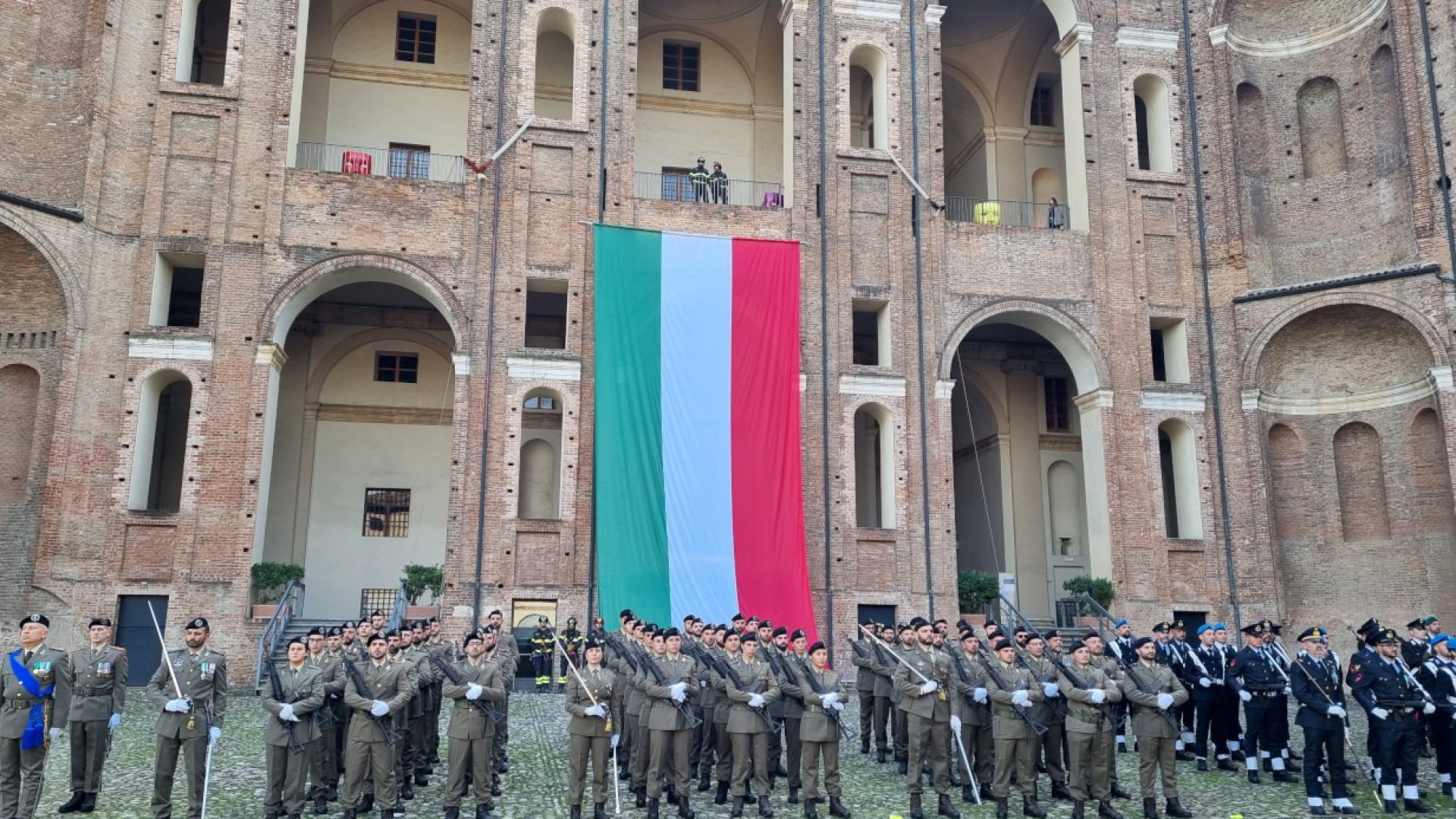 Festa delle Forze armate, tricolore al Farnese. Sindaco: "C'è grande bisogno di pace"