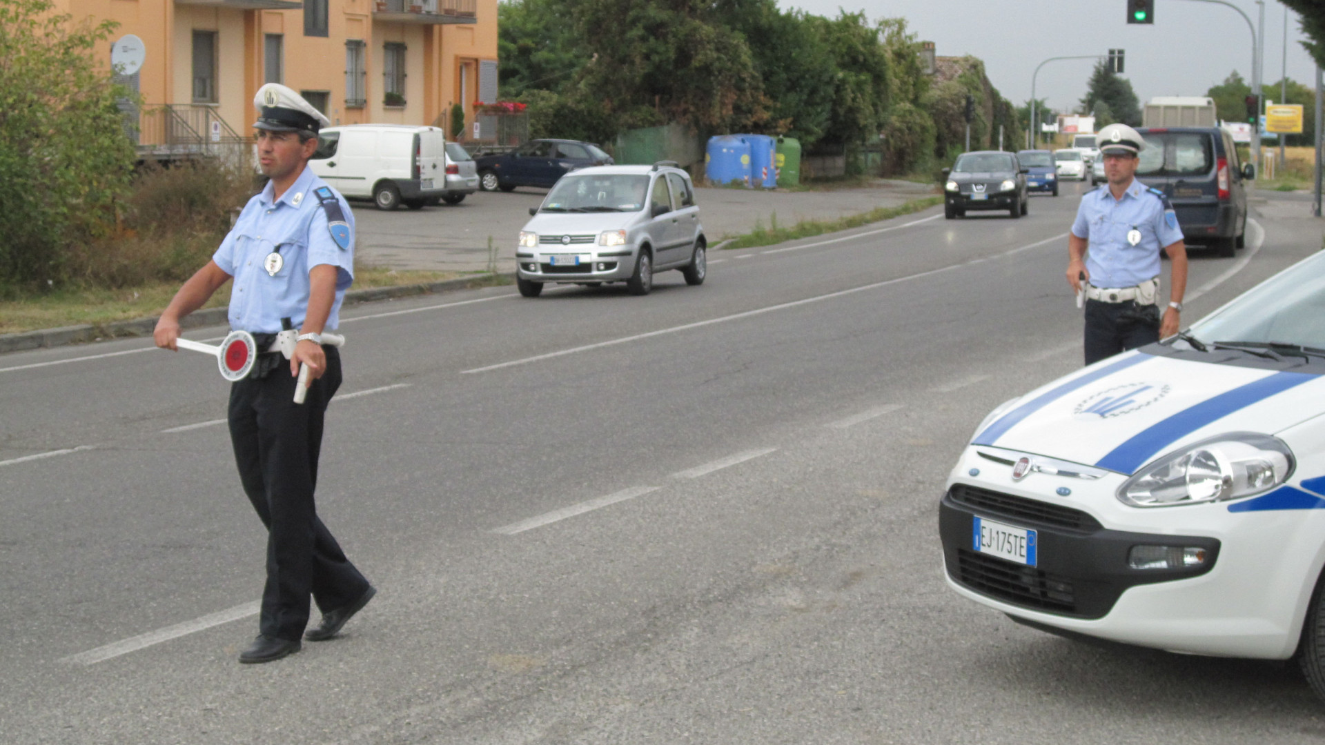 Automobilisti indisciplinati e veicoli senza revisione, giro di vite in città