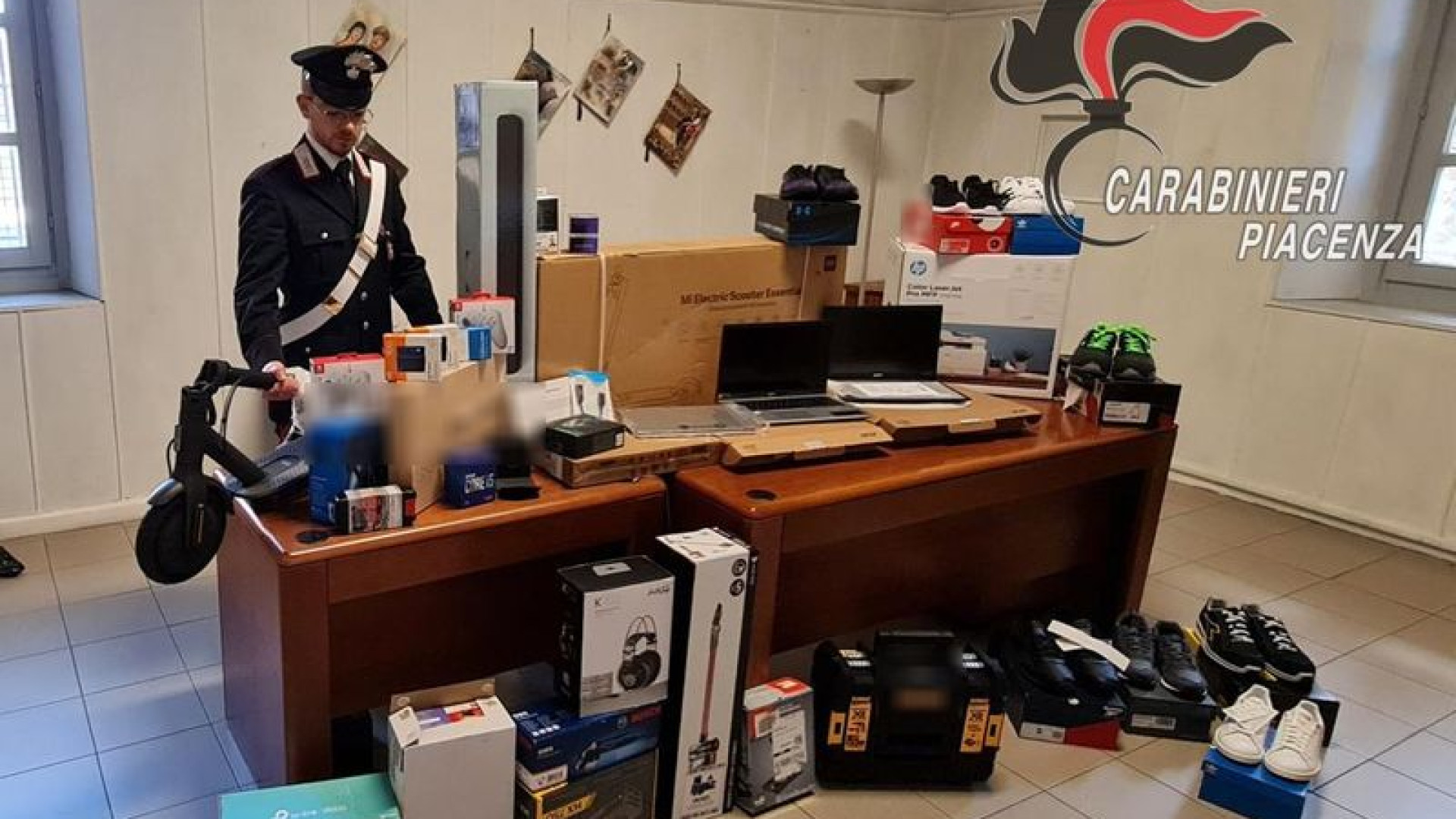 Sorpresi mentre spostano dai camion all'auto privata la merce di una ditta logistica