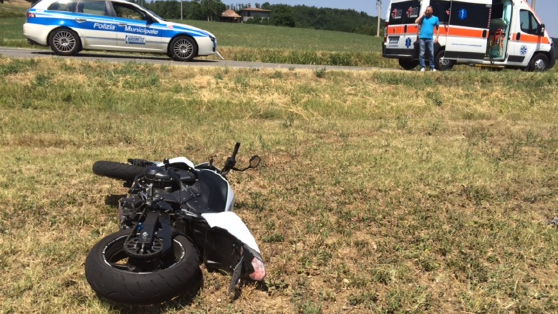 Sbanda con la moto e finisce contro un'auto. Muore un 23enne a Statto
