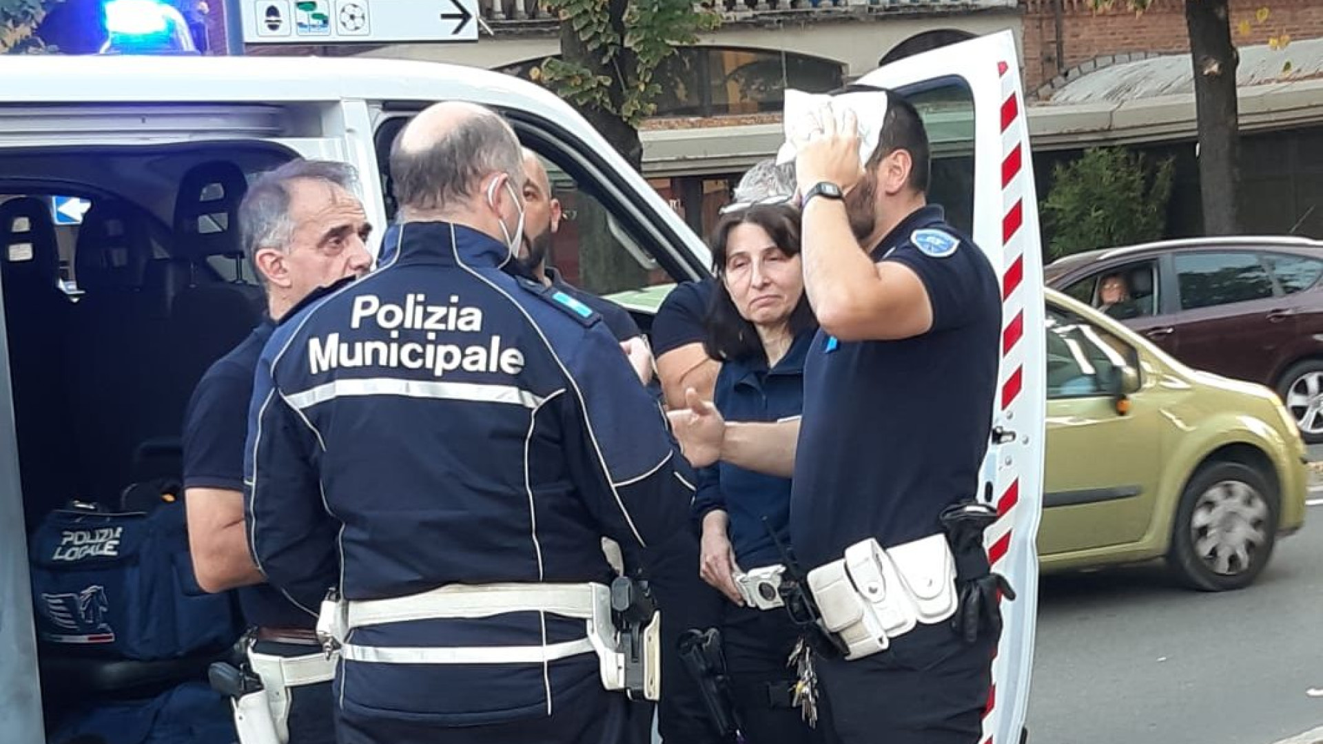Agenti locali aggrediti: rimesso in libertà con obbligo di firma un giovane