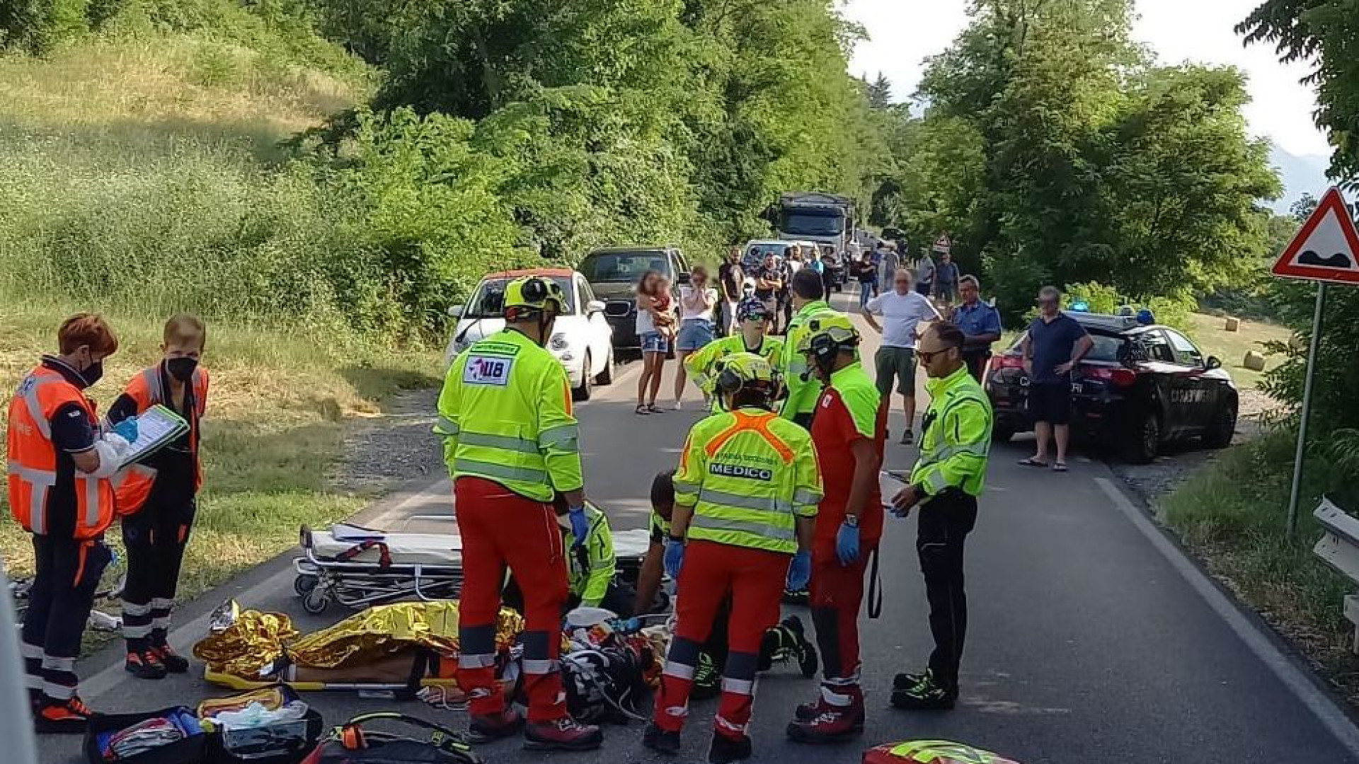 Cade sulla Statale 45, ciclista 84enne trasportato a Parma in elisoccorso