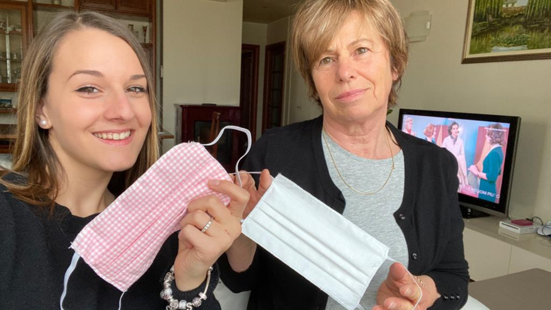 Marica e Selena, madre e figlia che realizzano mascherine fatte in casa