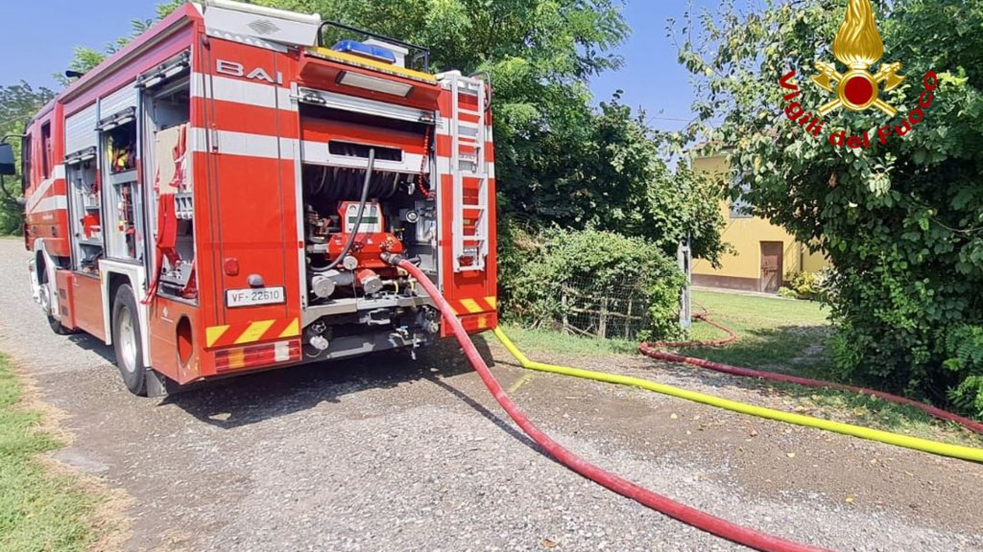 Incendio in ricovero attrezzi con bombola gpl: intervento dei vigili del fuoco