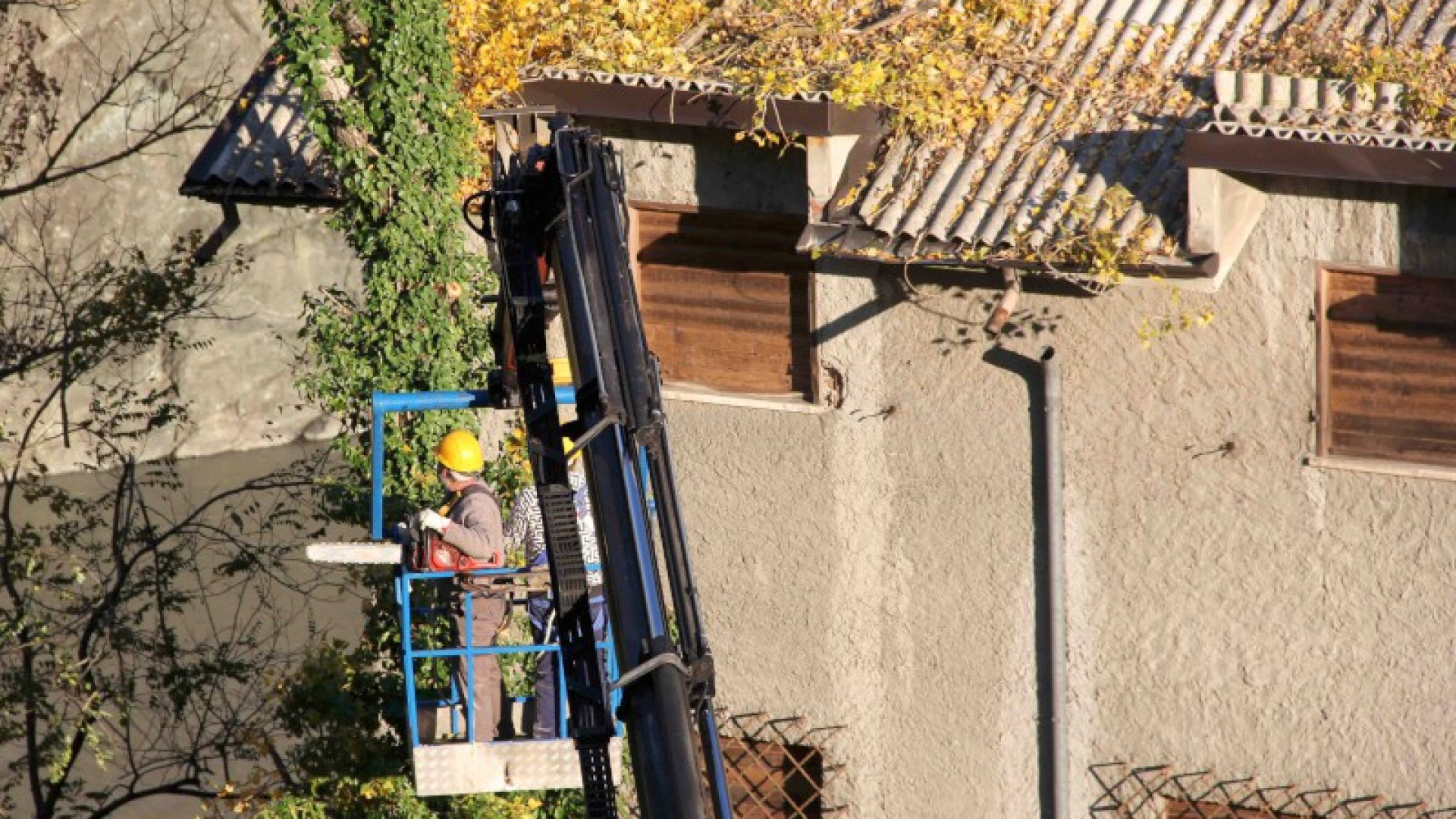 Ex albergo di Barberino: iniziata la demolizione. Eternit da rimuovere