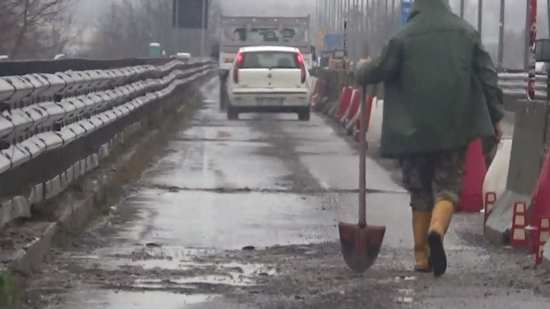 "Sul ponte di Pievetta buche come crateri": la denuncia dei pendolari