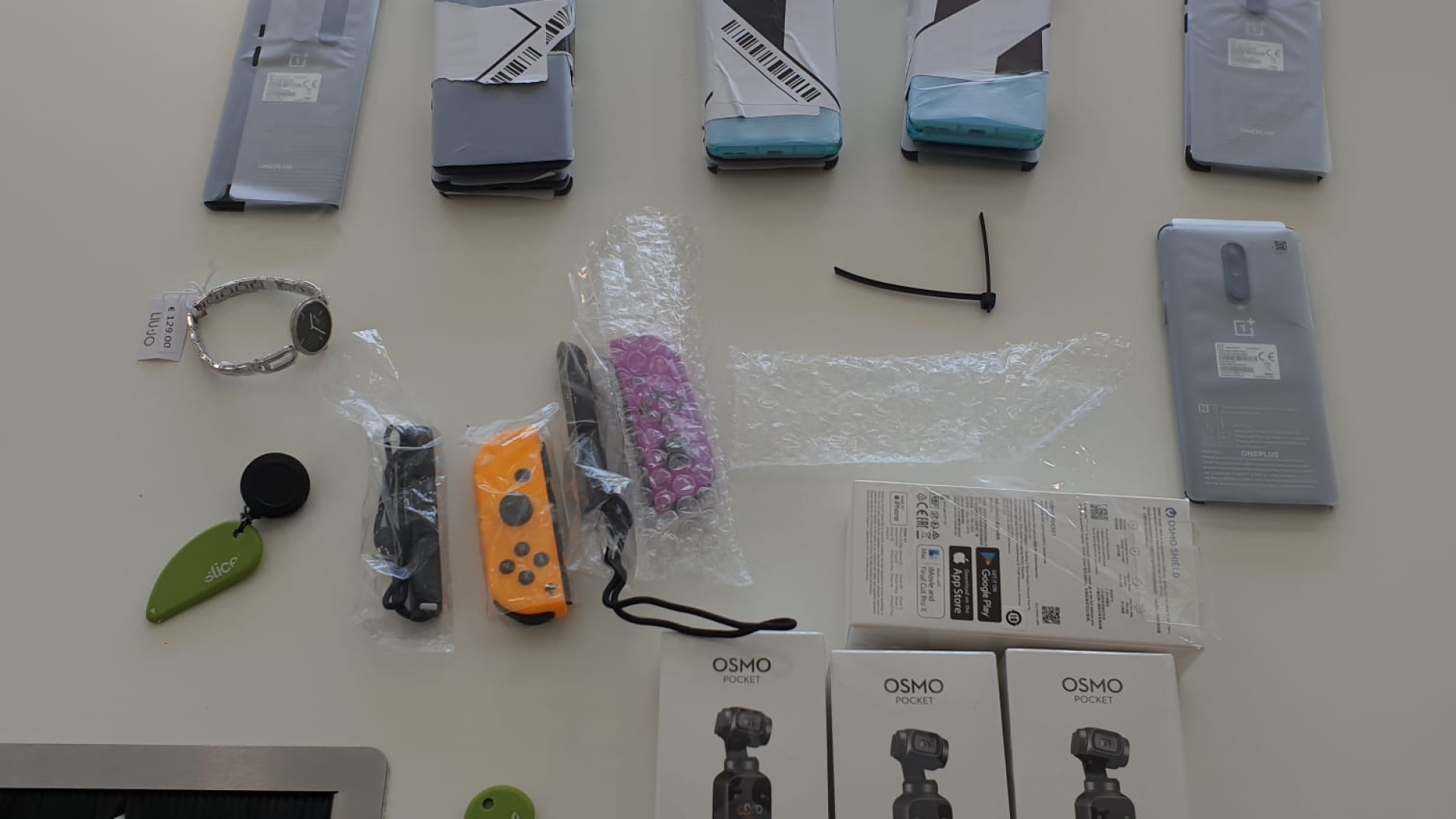 Nel bottino videocamere e cellulari: magazziniere in manette. Un altro denunciato