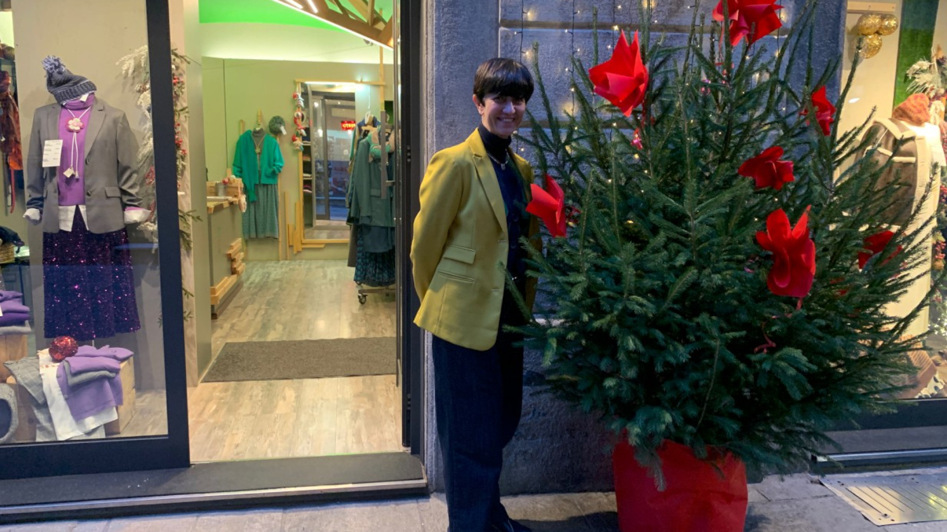 Via Calzolai, abeti addobbati dai commercianti. "Saranno donati al termine delle feste"