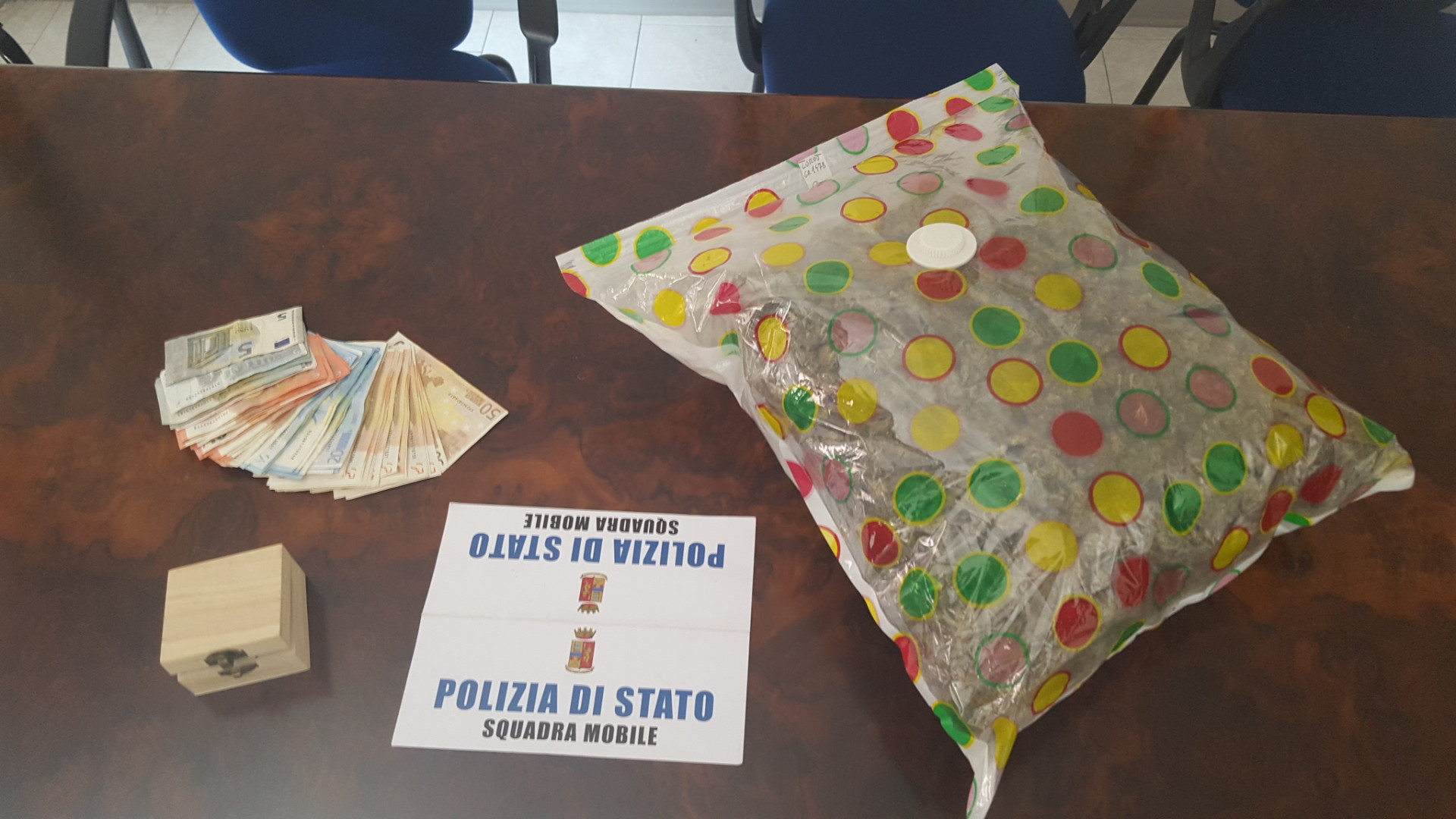 Nel cuscino 1 chilo e mezzo di cannabis: 26enne arrestato