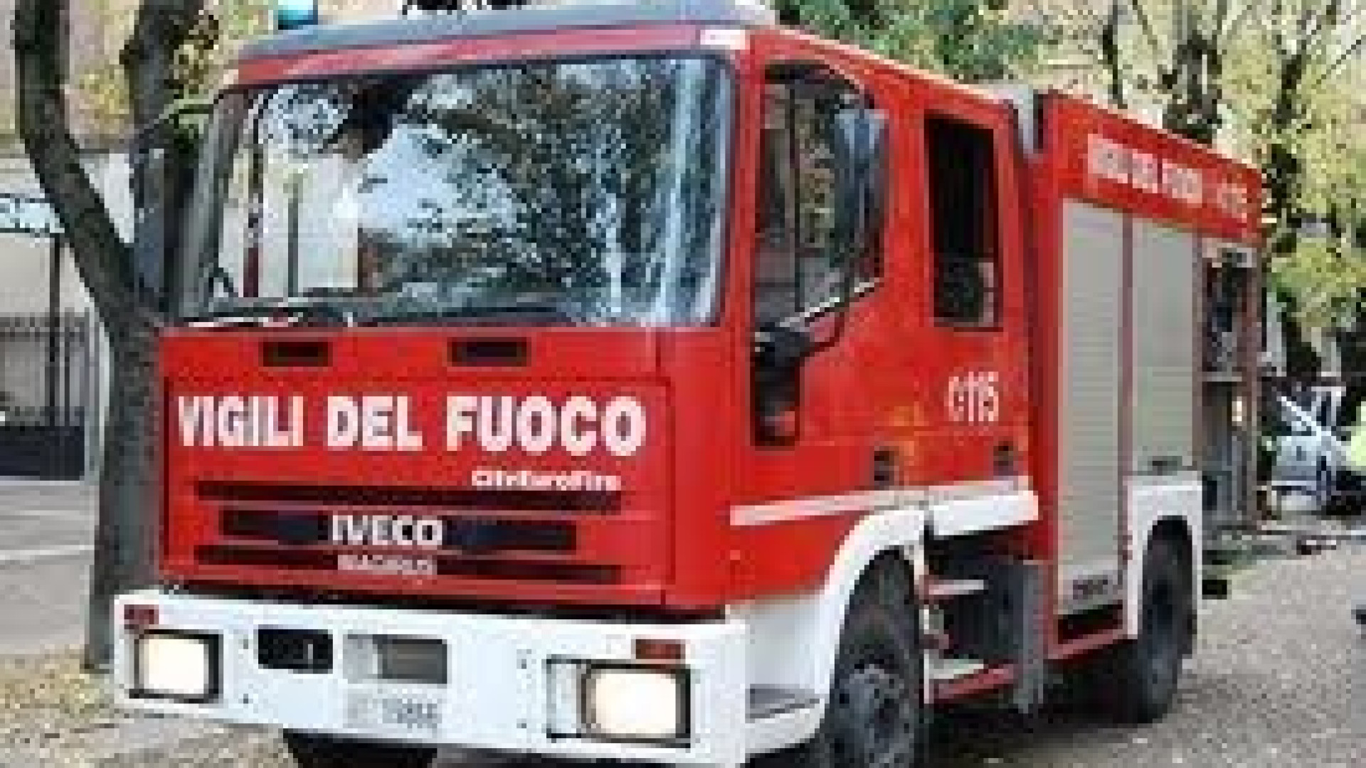 Crolla la parete di un appartamento nel quartiere Roma. Paura per una famiglia