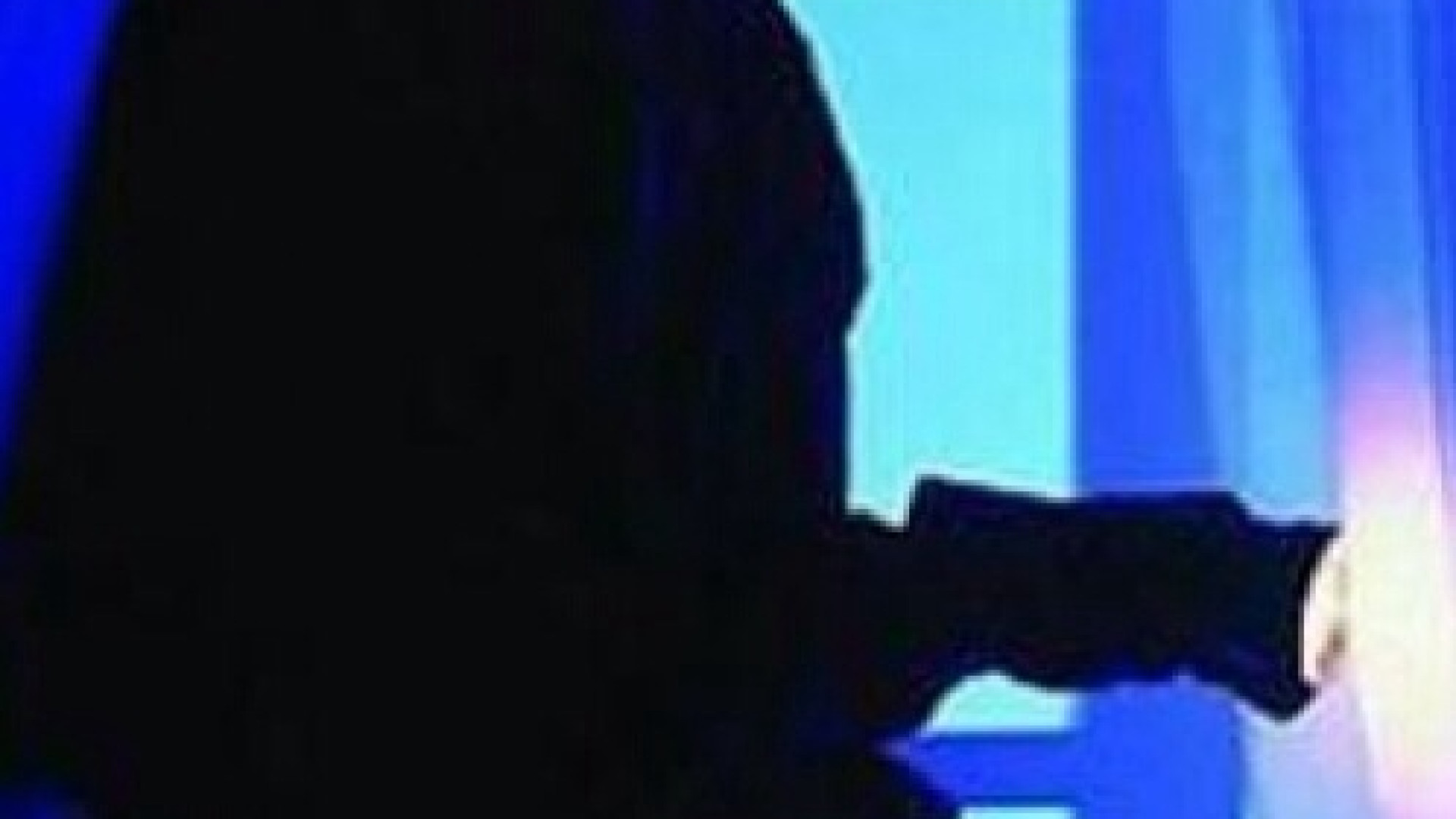 Rubano le chiavi di casa dall'auto e svaligiano l'appartamento