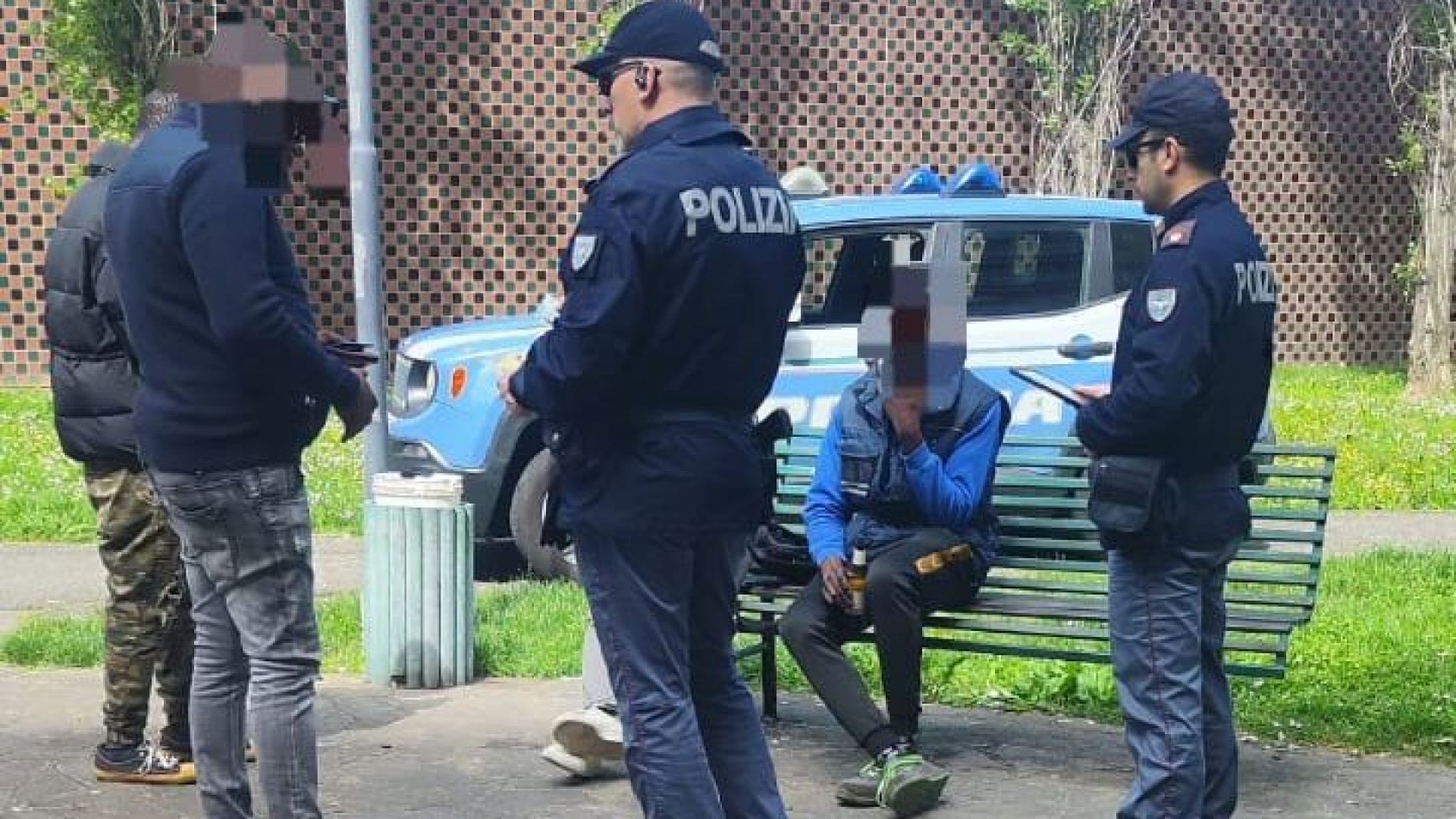 Largo Erfurt, scatta l'operazione antidroga in città: 80 persone controllate
