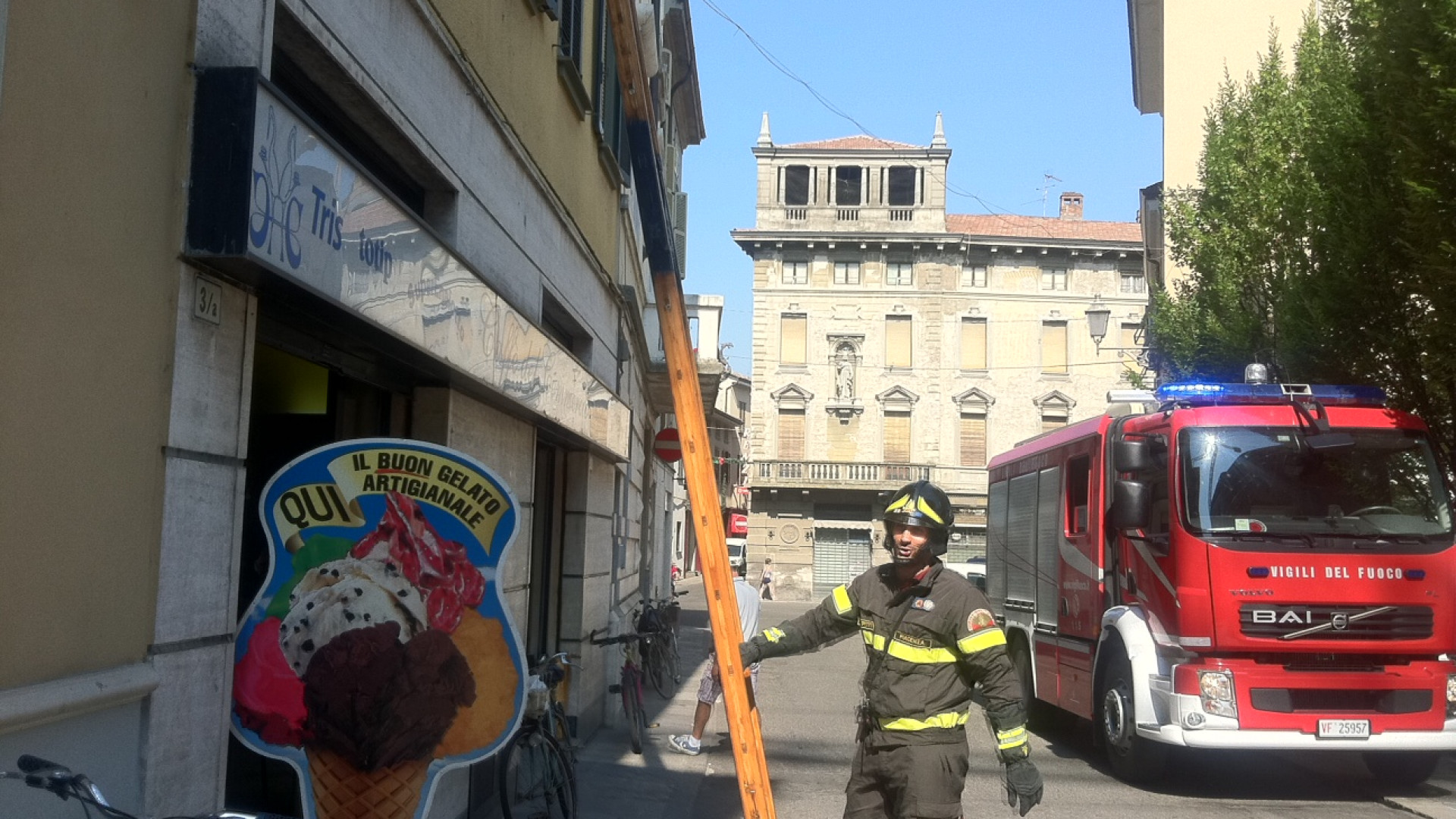 Malore in casa, soccorsa dai vigili del fuoco: grave 70enne a Fiorenzuola