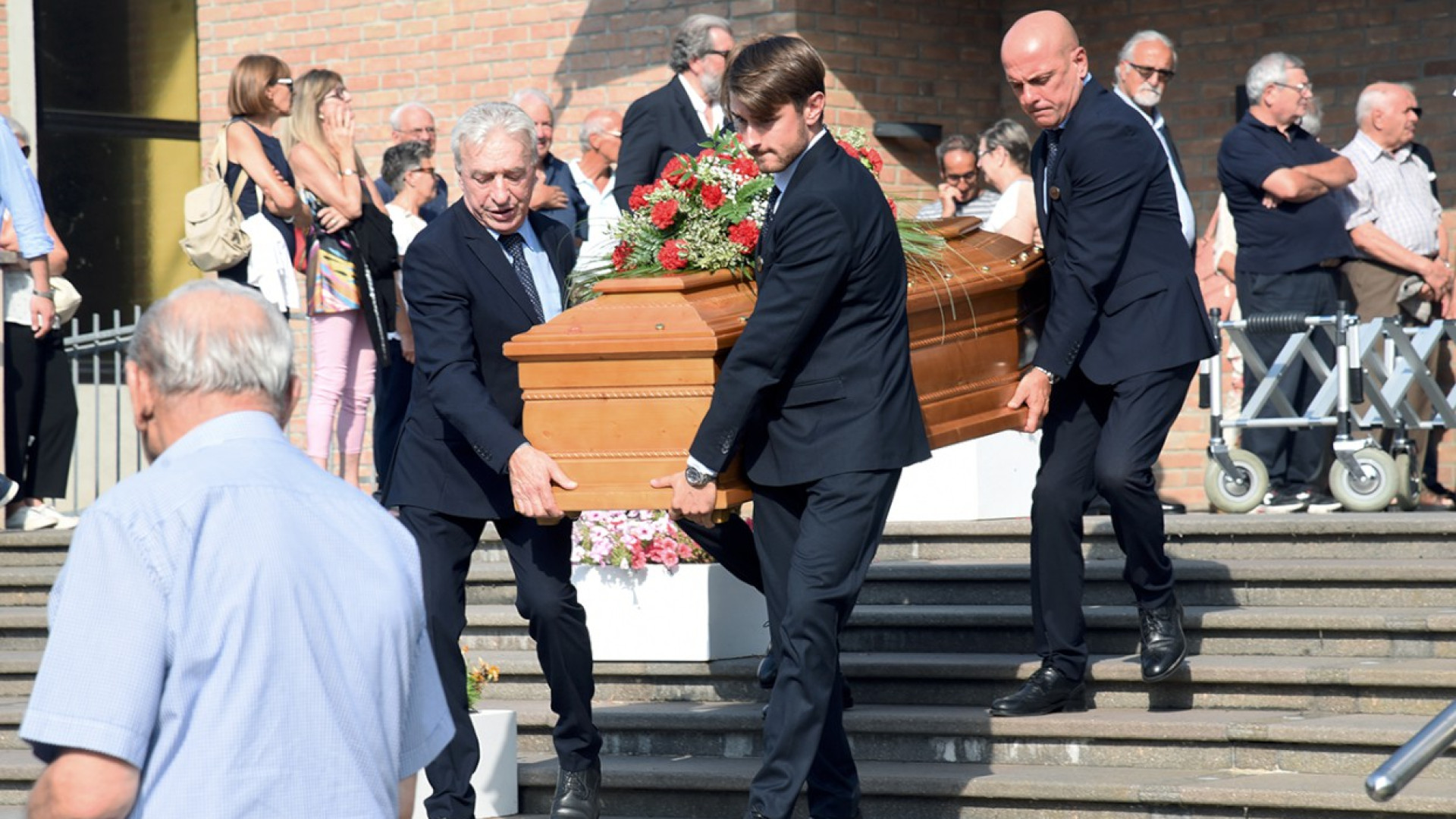 Santa Franca, ultimo saluto a Sergio Veneziani: commozione e tanta gente