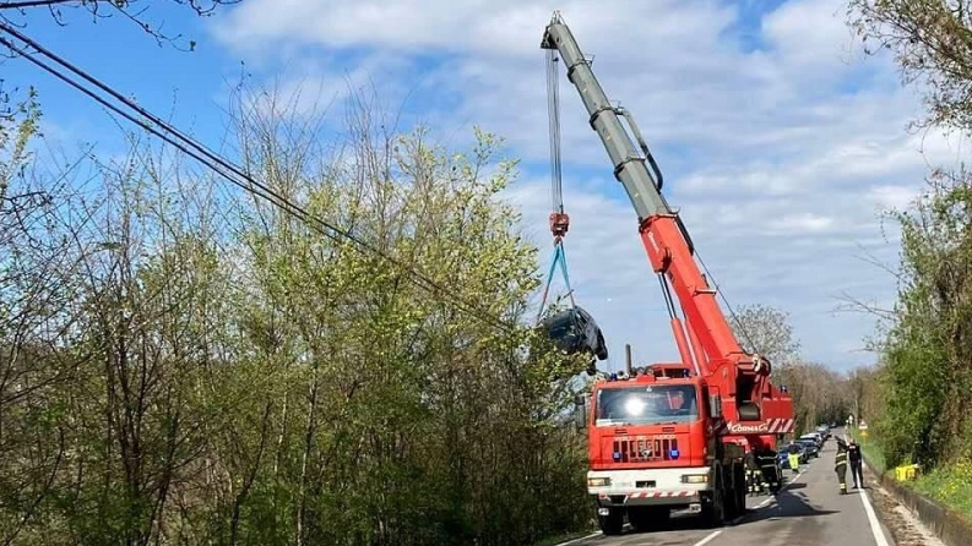 Auto perde il controllo e finisce fuori strada a Cisiano. Ferita una persona