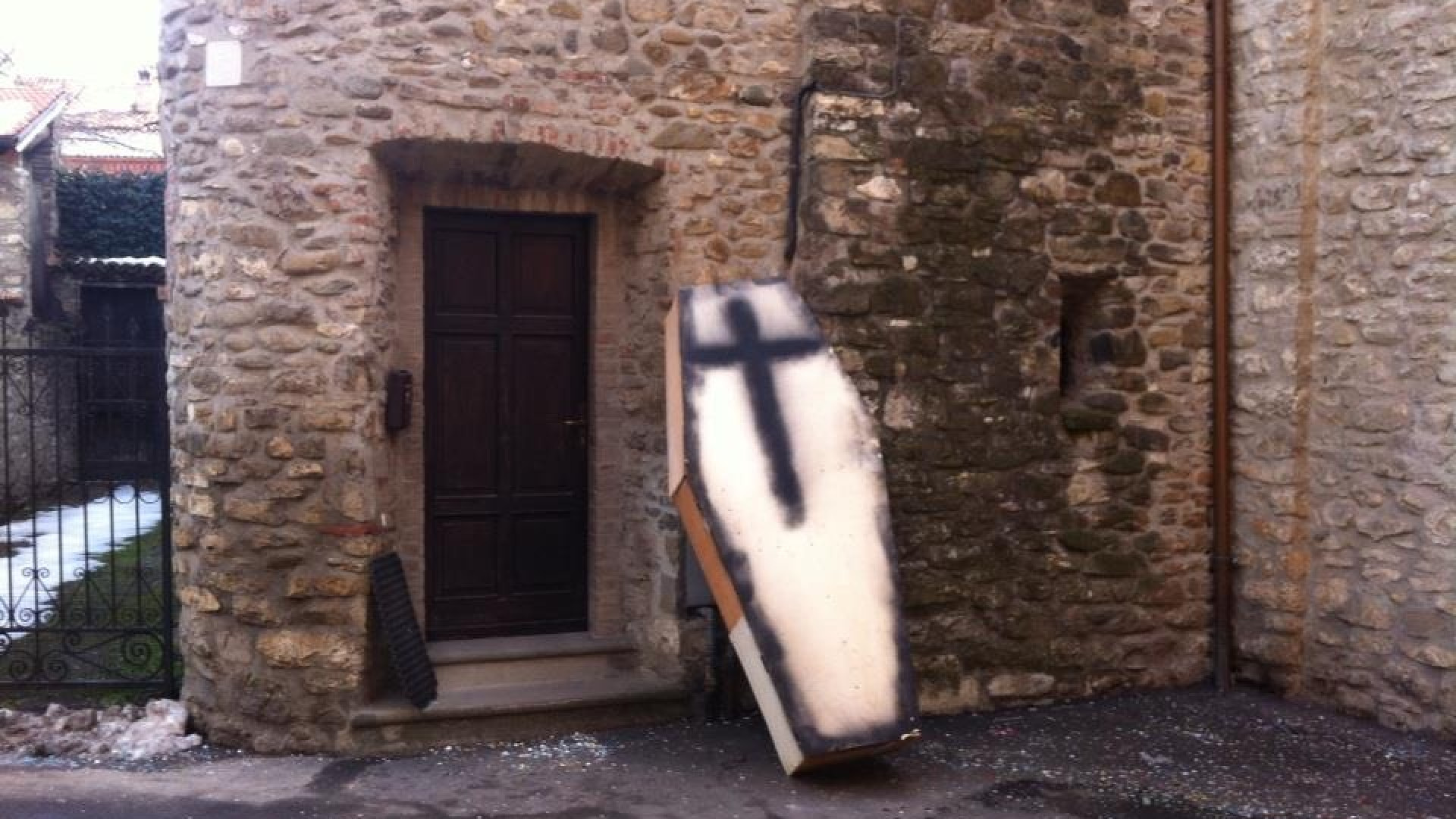 Bobbio, prosegue la "guerra del carnevale". Finta bara lasciata sotto casa di Schicchi