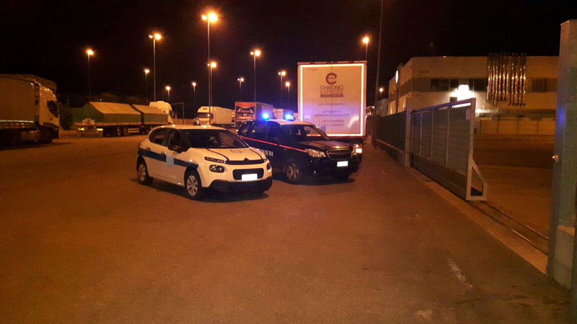 Tentano il furto e entrano nel capannone: l'allarme li mette in fuga