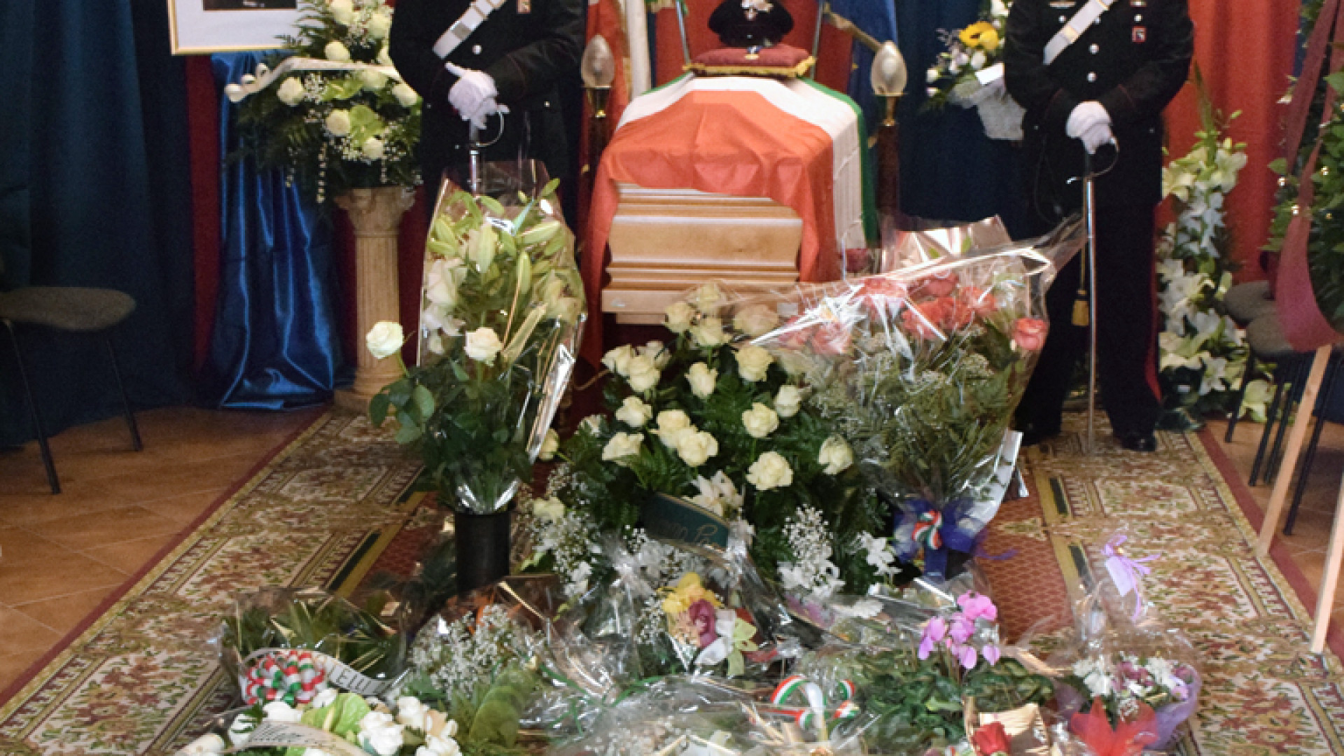 Di Pietra, omaggio alla camera ardente. Il Ministro al funerale