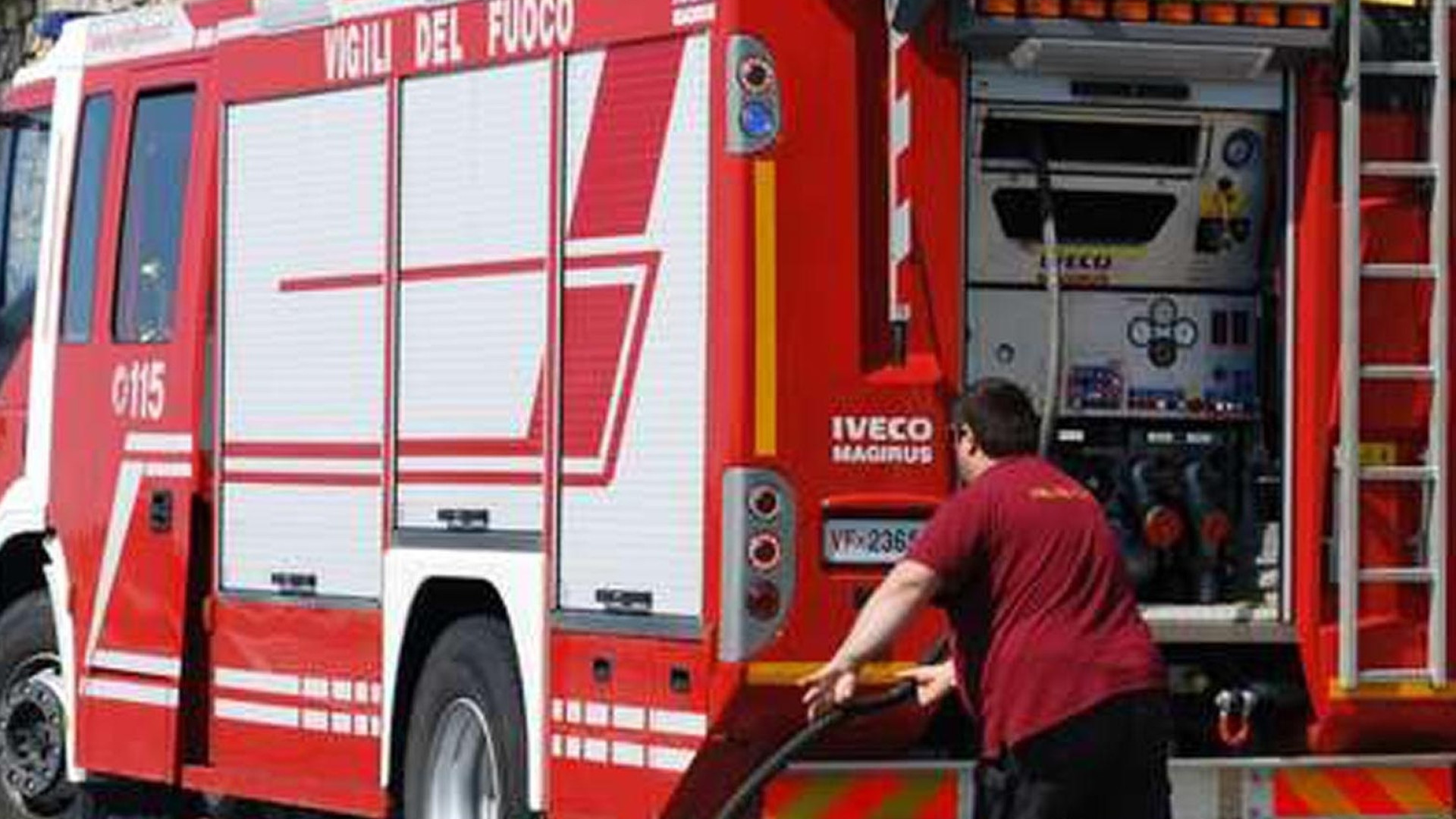 Auto avvolta dalle fiamme in via Ambiveri, paura per una 20enne incinta