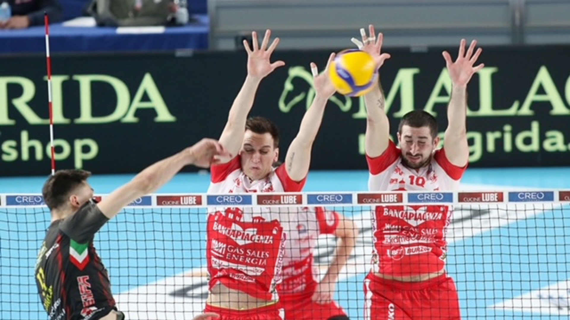 Avanti di due set, la Gas Sales Bluenergy cede al tie break a Civitanova