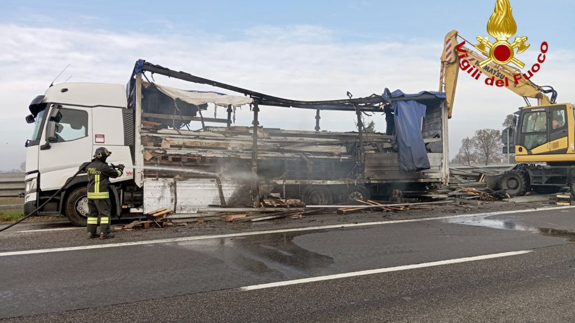 Camion in fiamme sulla A21 a Castelvetro, autostrada chiusa fino a Caorso