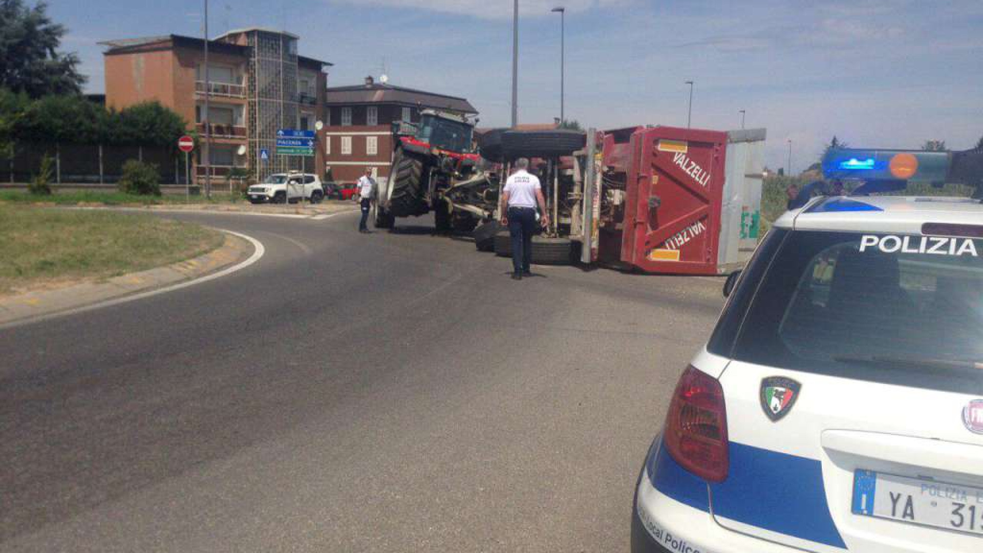 Spavento sulla Val Nure, si ribalta il rimorchio di un trattore. Nessun ferito