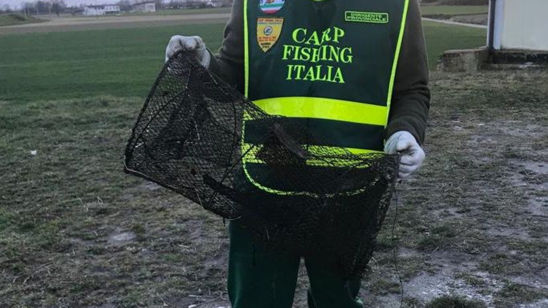 Dal canale spunta attrezzo per pesca illegale. Due uomini in fuga
