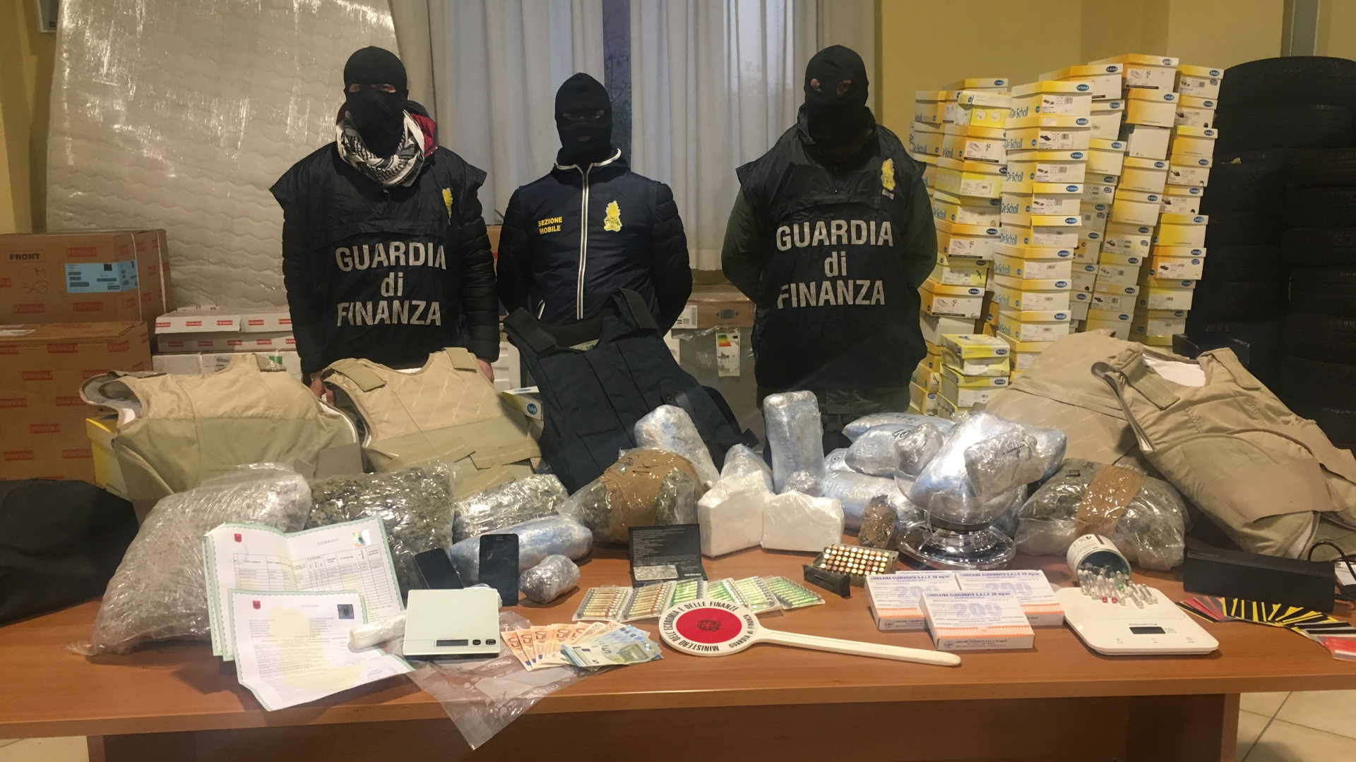 Omicida latitante arrestato in pieno centro: droga e refurtiva per 800mila euro