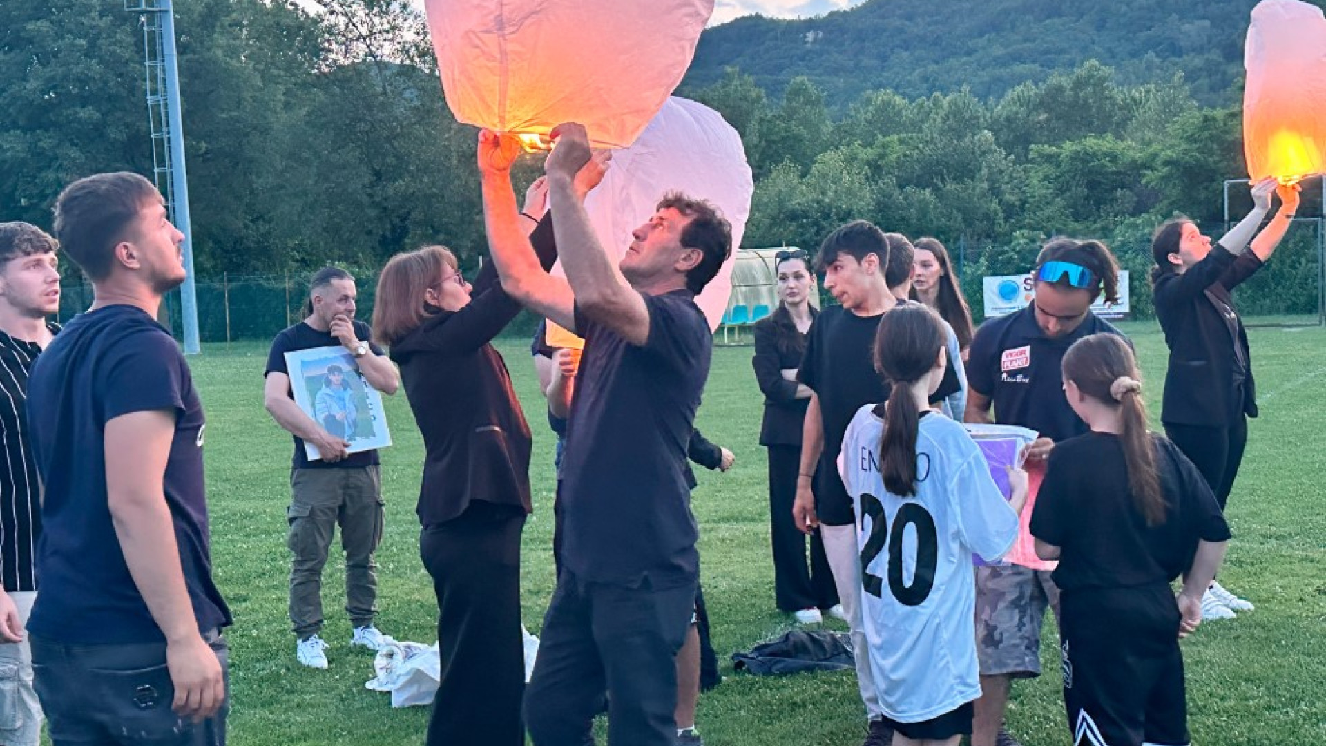 Lanterne in cielo per Enrico e centinaia in corteo silenzioso. Il fratello Ehlam in lacrime