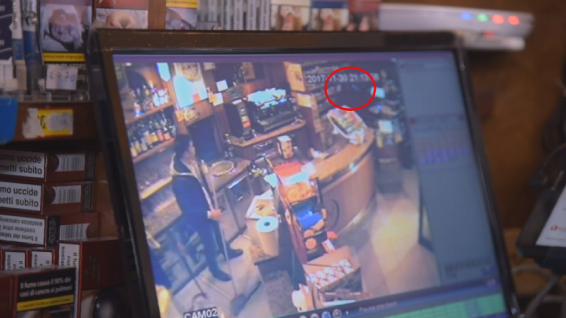 Rapina tabaccheria, titolare insegue il malvivente con la scopa: "Abbiamo avuto paura" GUARDA IL VIDEO