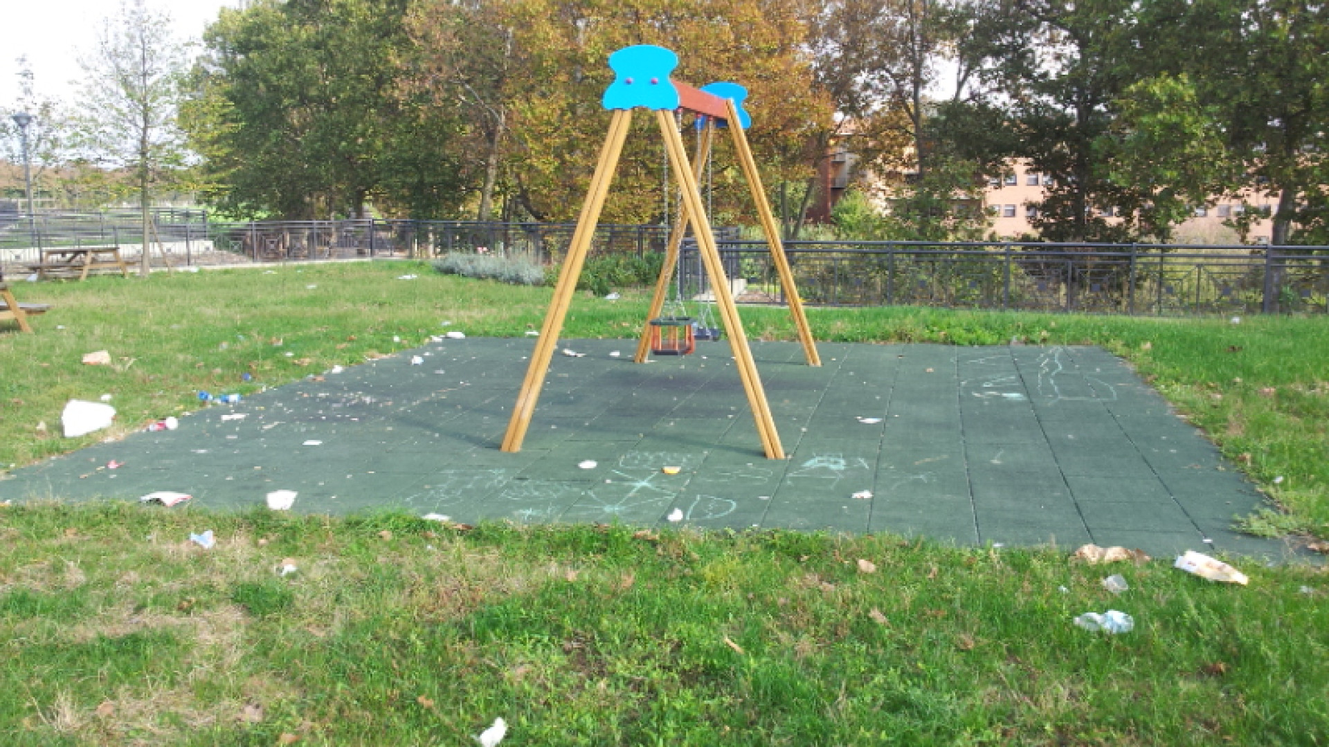 Bastione Campagna, inciviltà al nuovo giardino invaso dai rifiuti