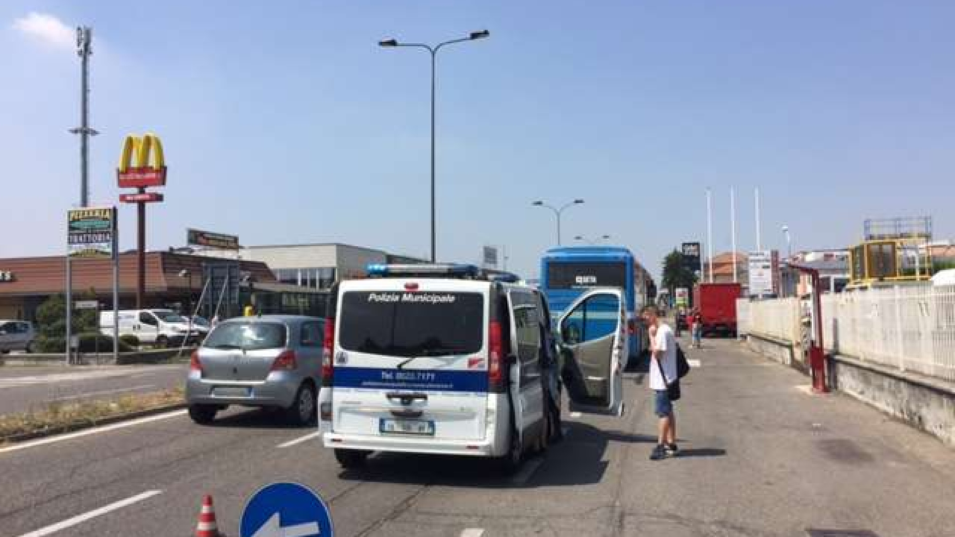 Scende dal bus e attraversa la strada, 17enne investita sulle strisce da un furgone