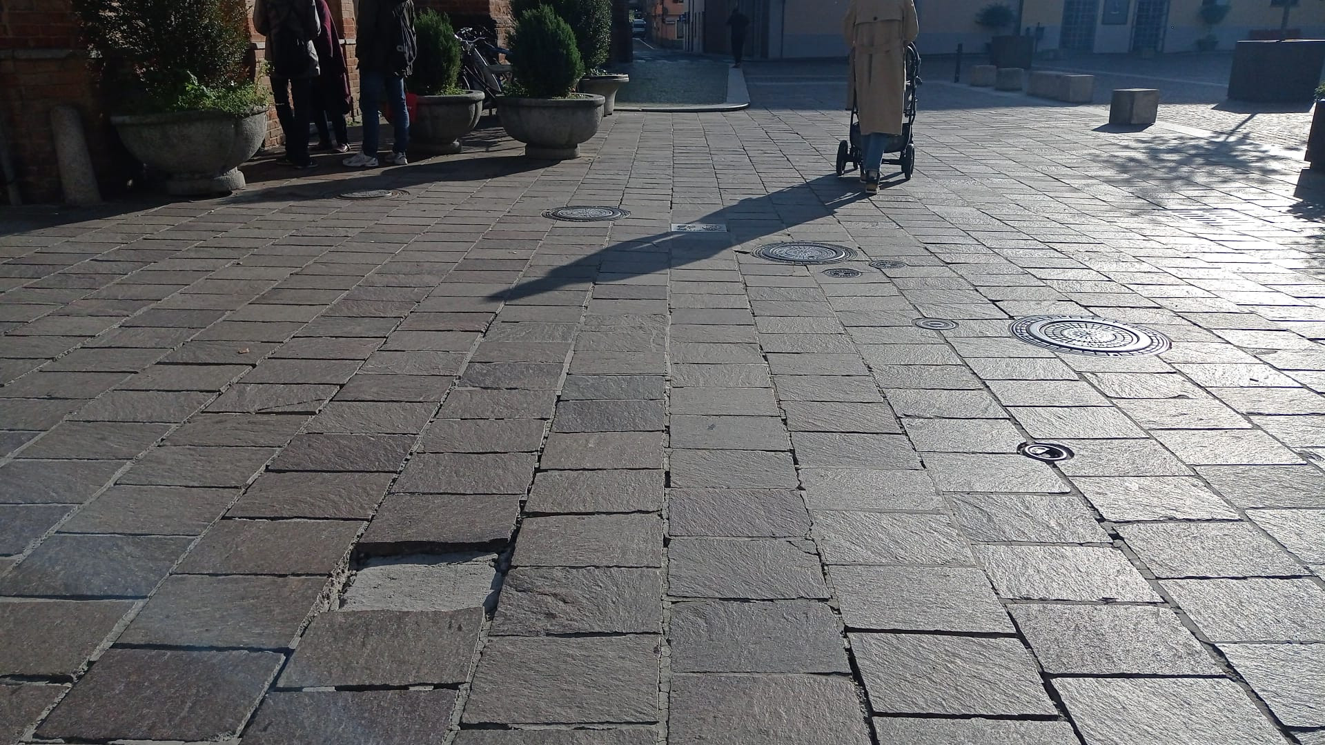 Castel San Giovanni, non c'è pace per piazza Casaroli: selciato danneggiato