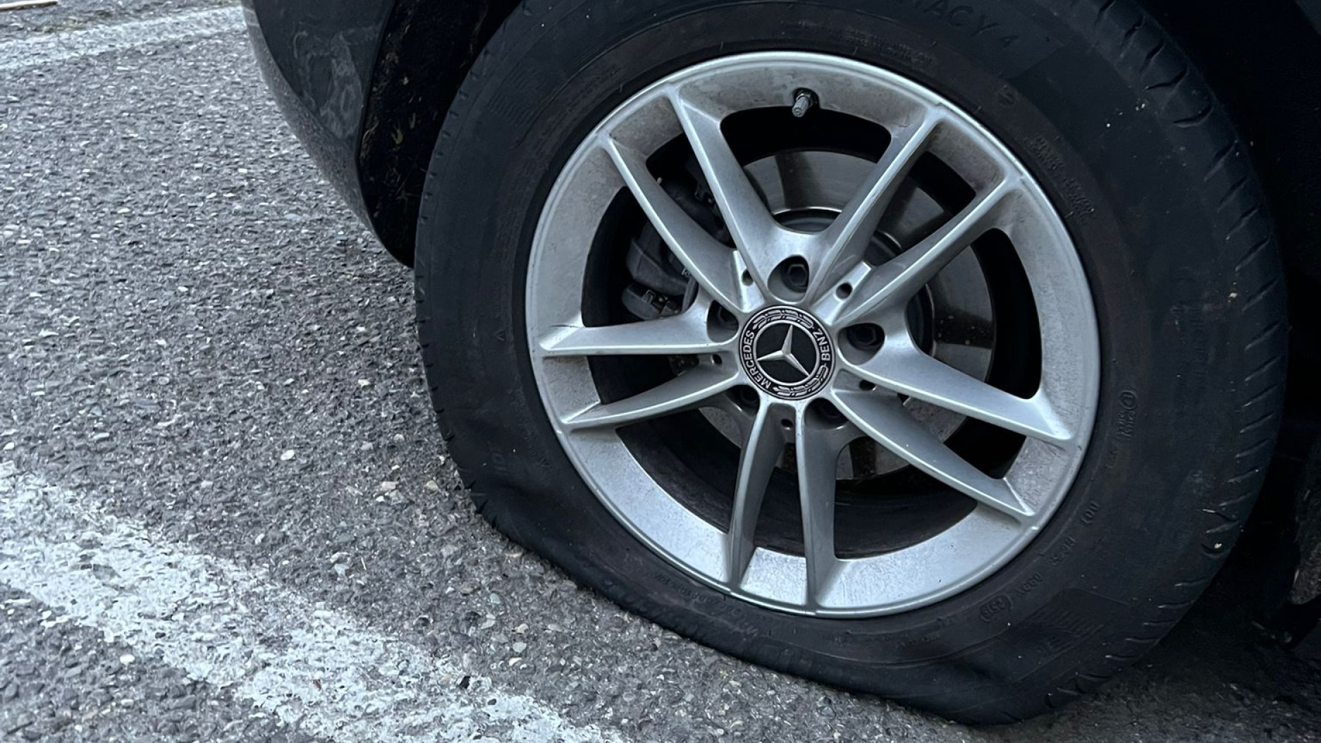 Festa del rugby, vandali nel parcheggio: "Una ventina di auto con le gomme tagliate"