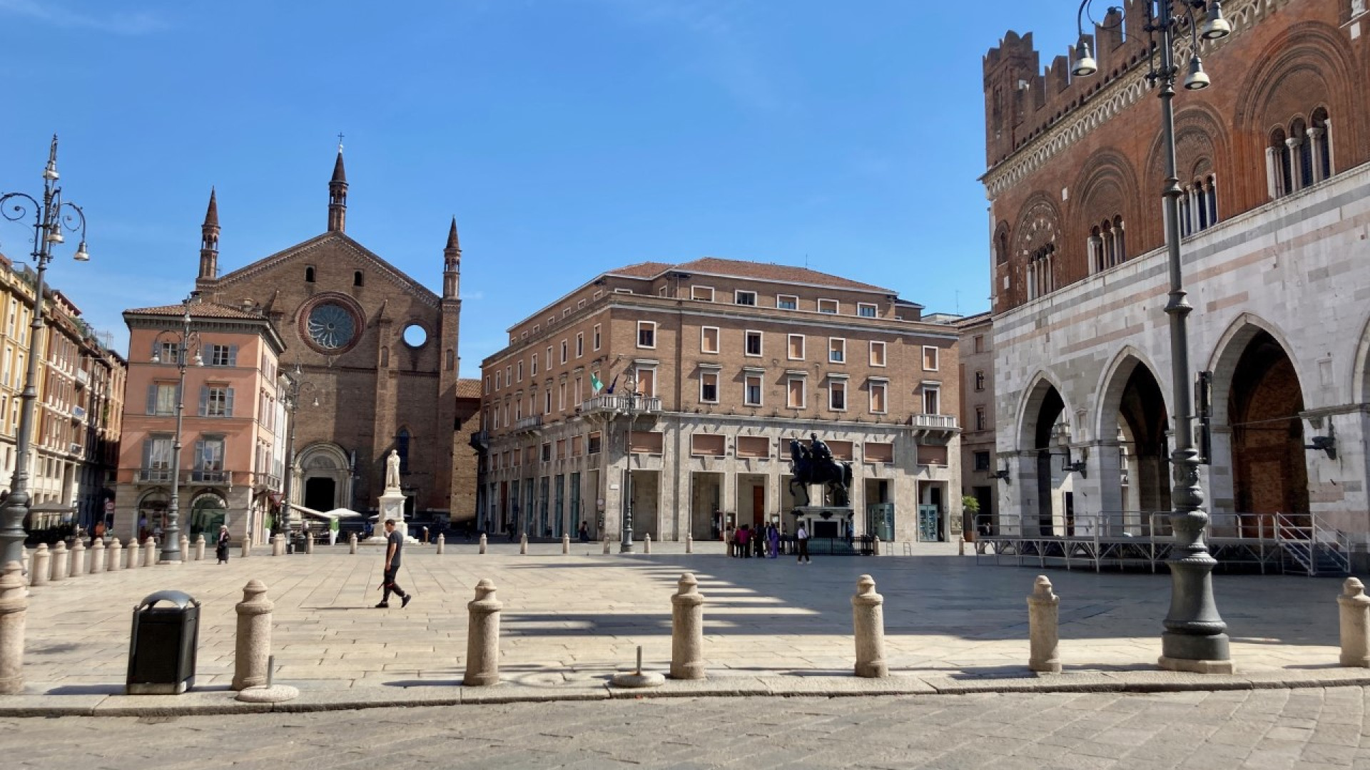Rubano champagne in un bar di piazza Cavalli: due giovani patteggiano la pena