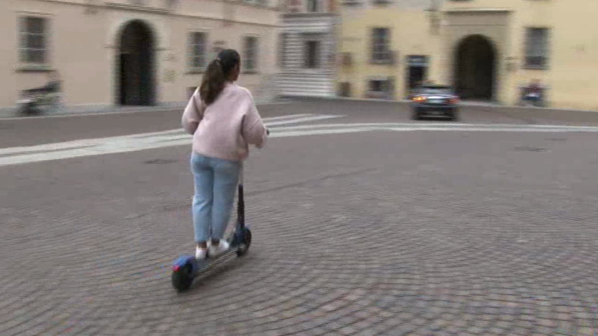 Monopattini, da oggi nuove regole: frecce, doppio freno e segnale acustico obbligatori