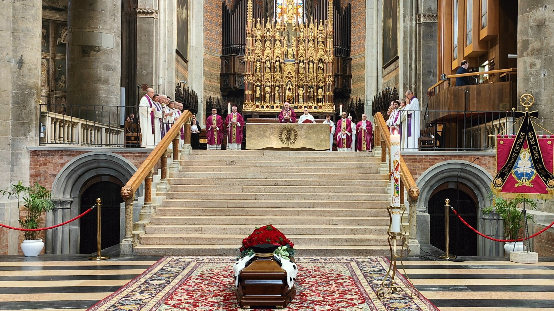 Duomo gremito per l'addio al rettore Anelli, sul feretro ermellino e tocco