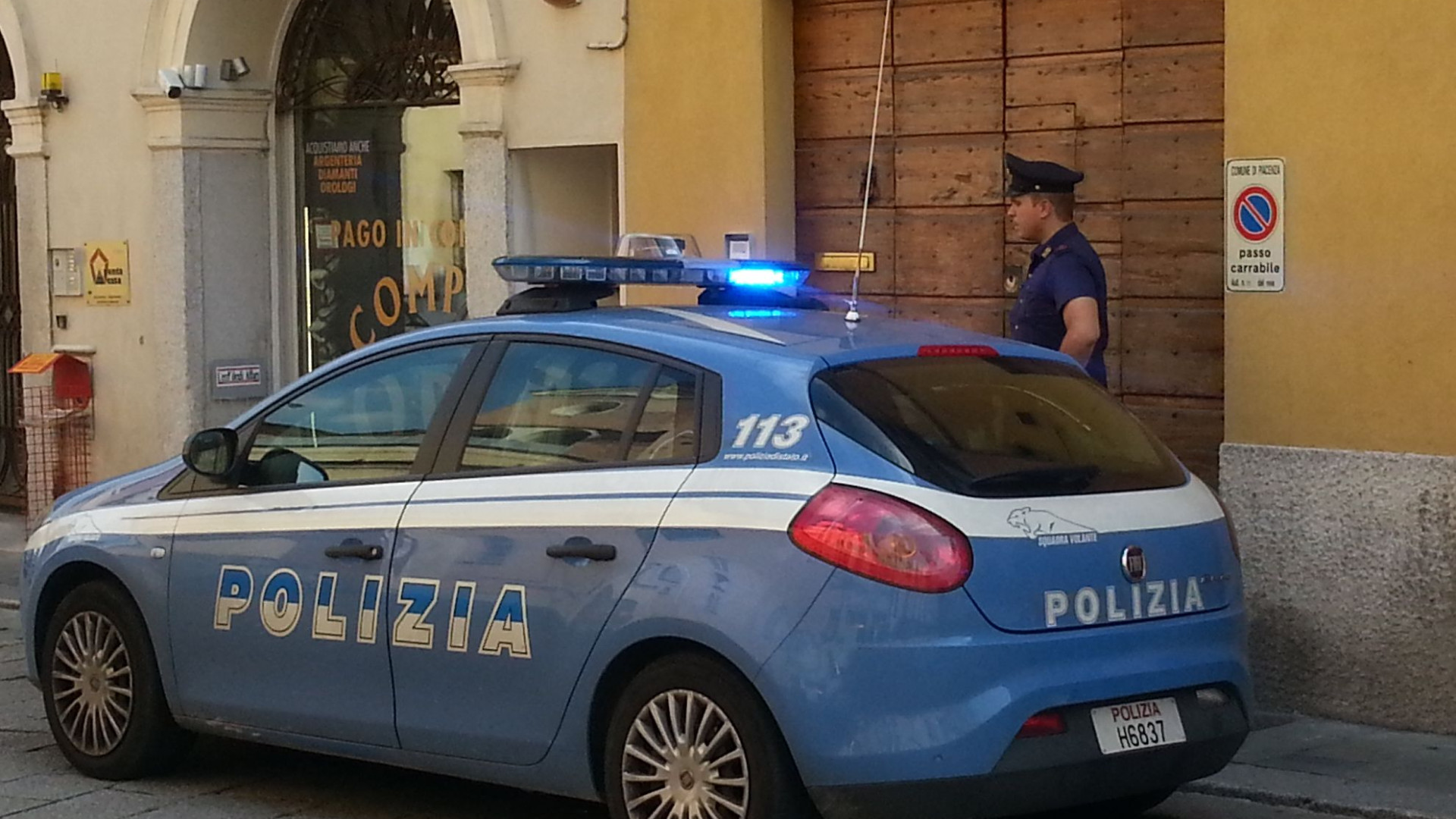 Strappa la catenina a un'anziana e tenta di rivenderla, arrestato