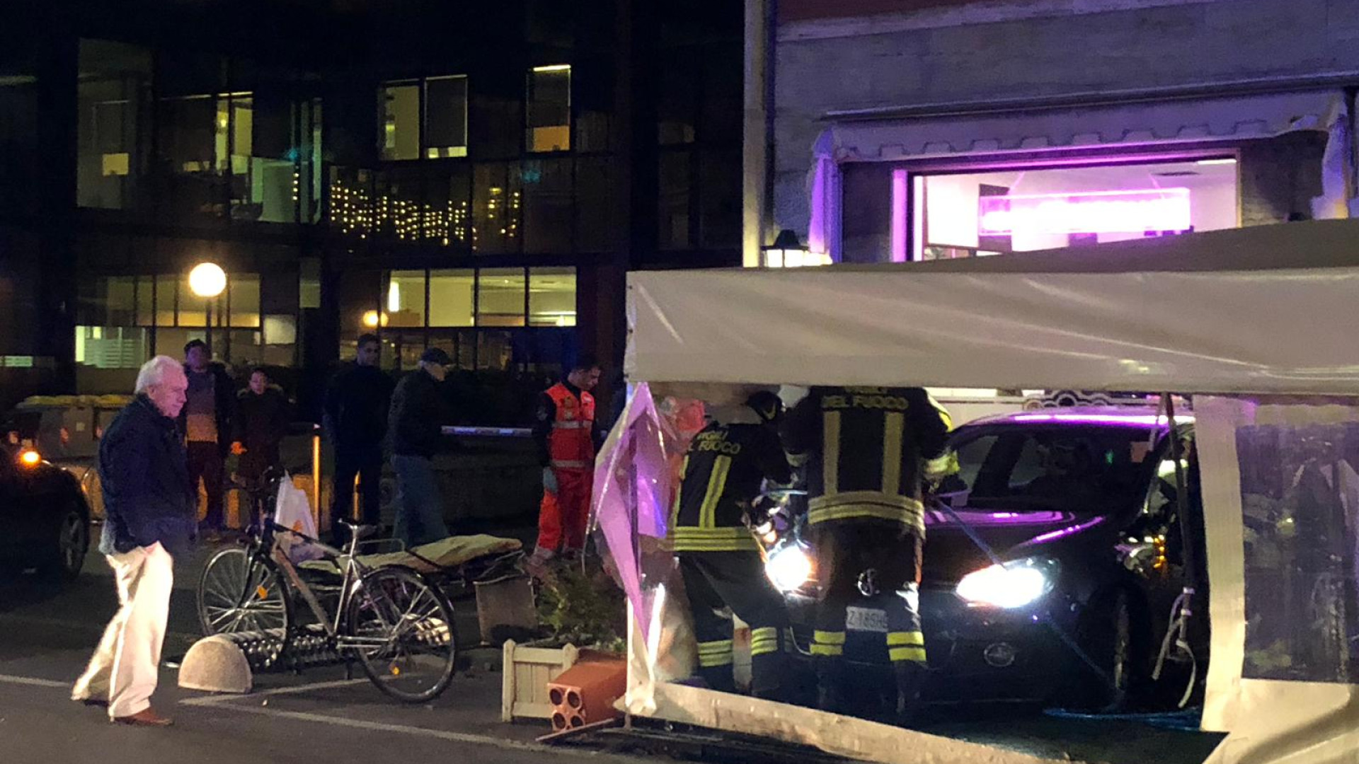 Tragedia al bar di viale Dante: indagata per omicidio stradale la 72enne alla guida dell’auto impazzita