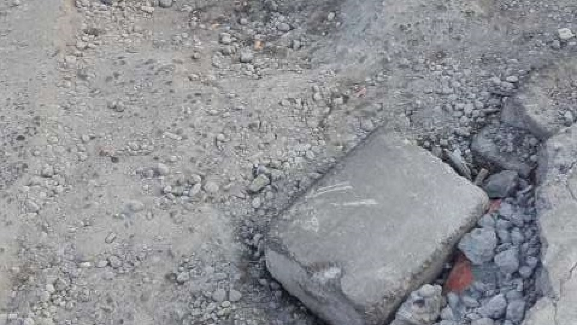 Incrocio tra via Dante e via Poggi, cordolo già distrutto. Le proteste
