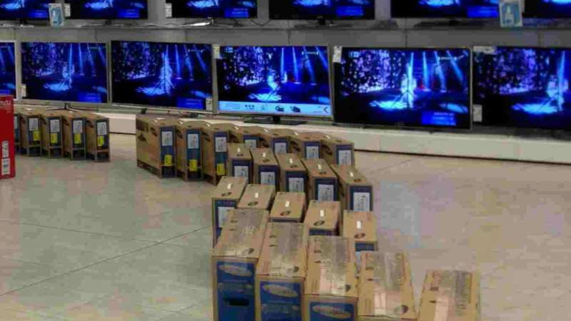Acquistano elettrodomestici con falsi documenti, denunciati per truffa
