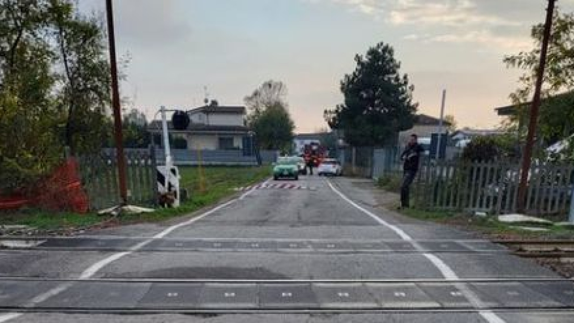 Rottofreno: sbarra si abbassa mentre transita il rimorchio. Disagi al passaggio a livello
