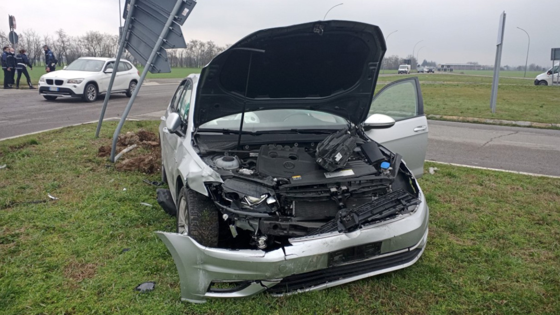 Scontro alla rotonda di San Bonico, due auto finiscono nel prato