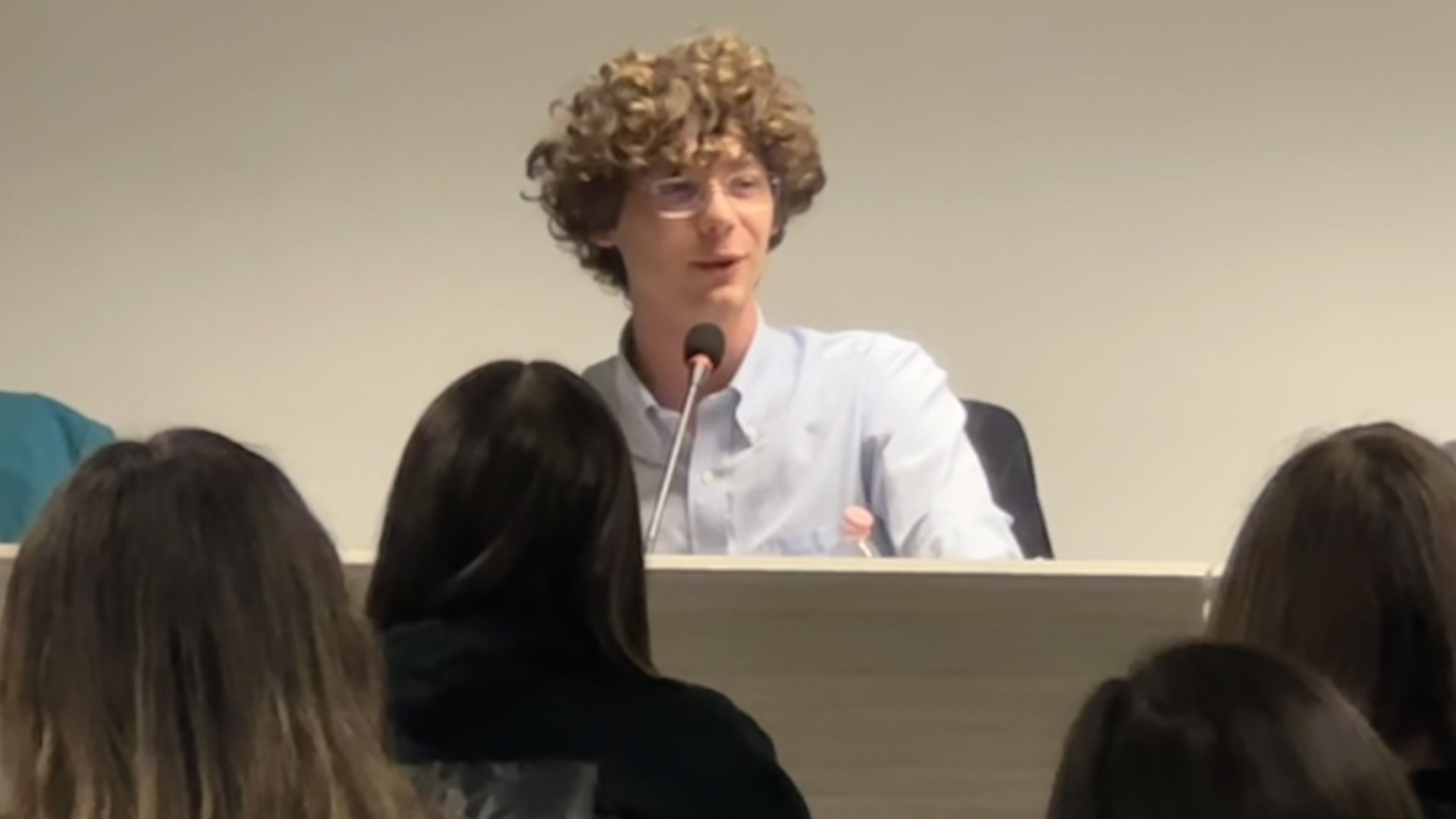 L'influencer letterario in visita al Gioia: "Trasformare il vuoto del rifiuto in poesia"