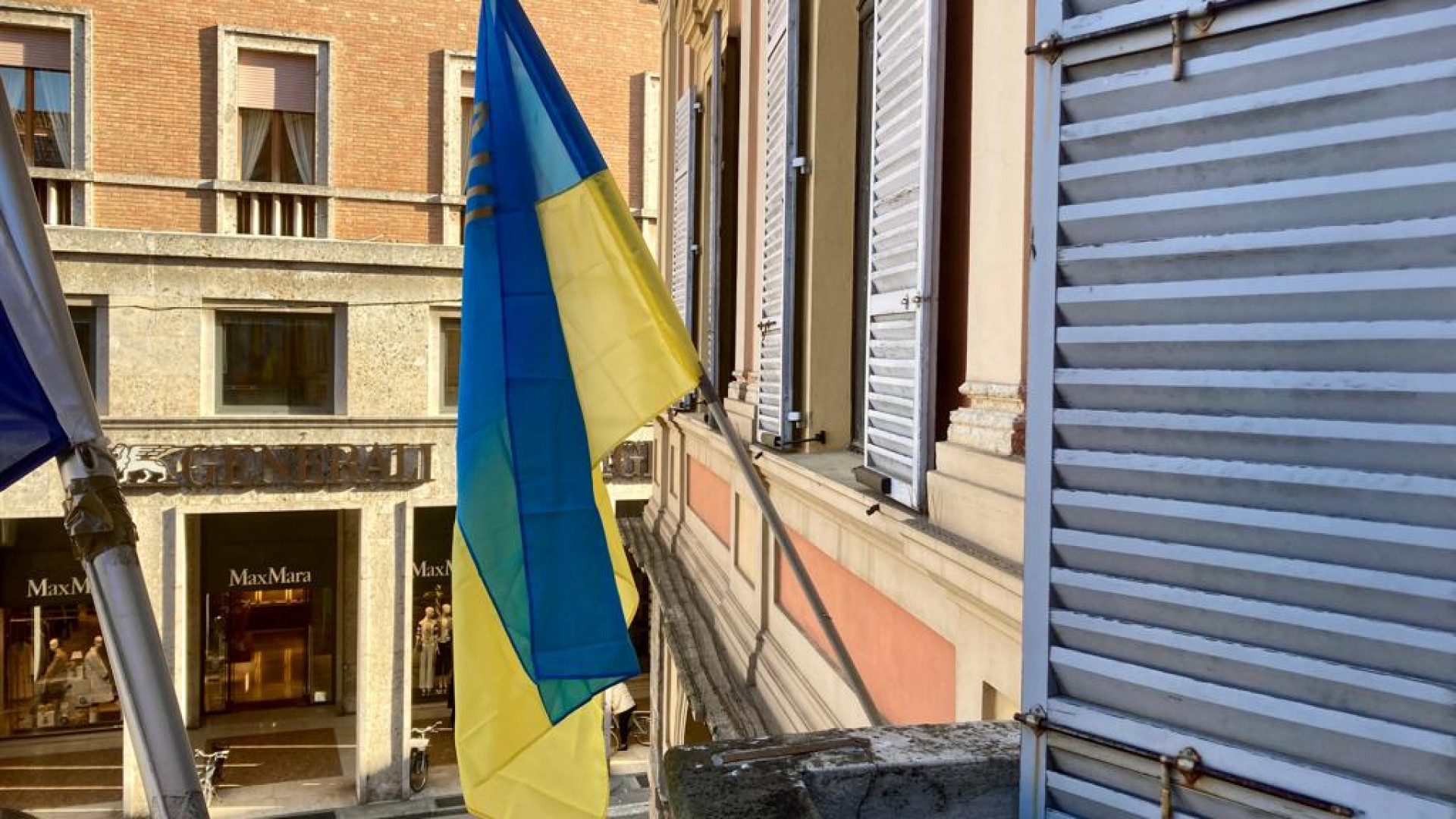La bandiera dell'Ucraina sul municipio di Piacenza. "Difendere la democrazia"