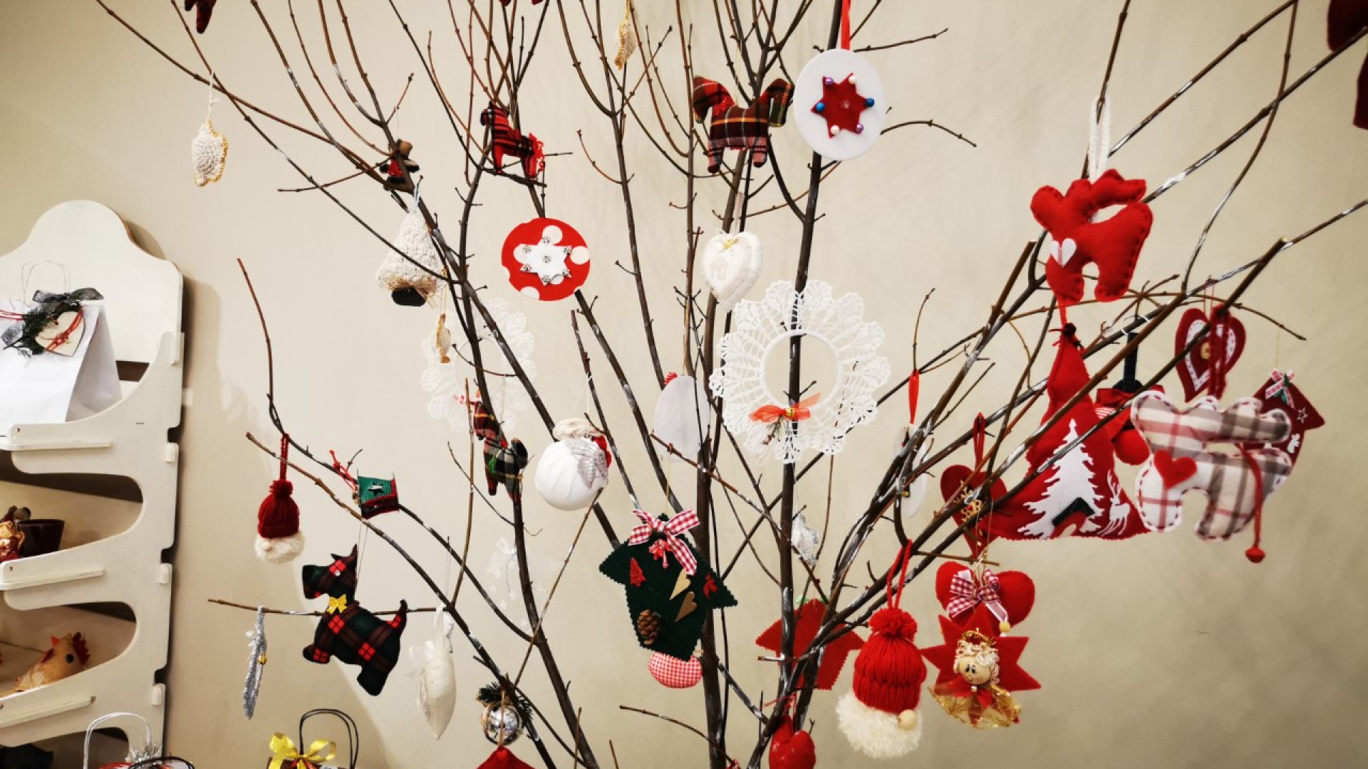 Decorazioni e addobbi per Casa di Iris: inaugurato il negozio di Natale