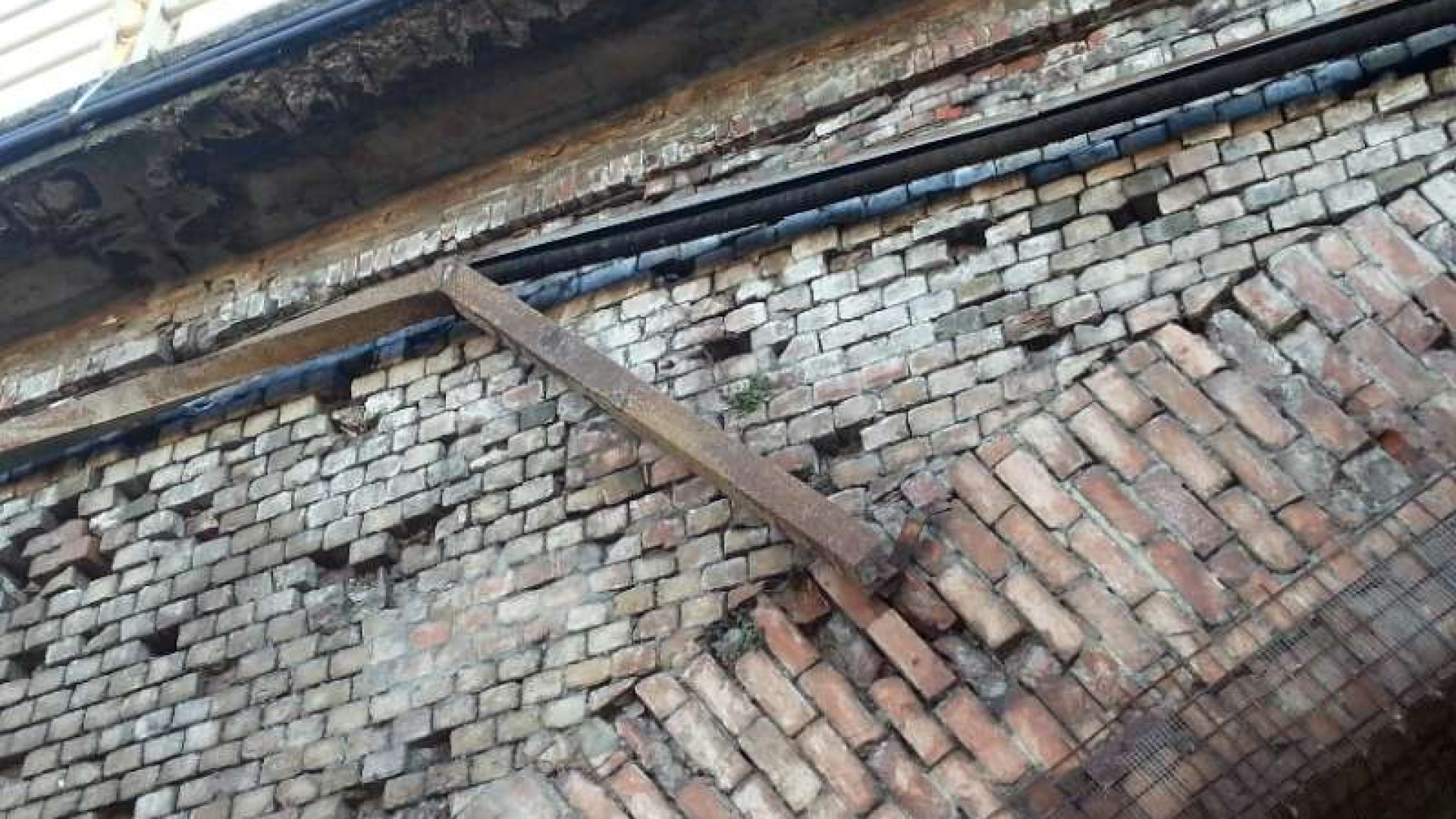 San Nicolò, il ponte perde pezzi. Chiuso per 8 ore il sottopasso