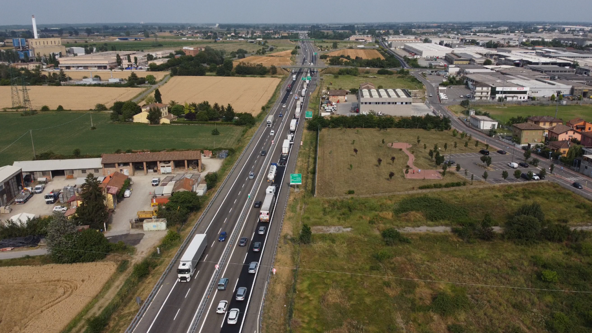 Nell'incidente camion perde il carico, lunghe code sull'autostrada A21