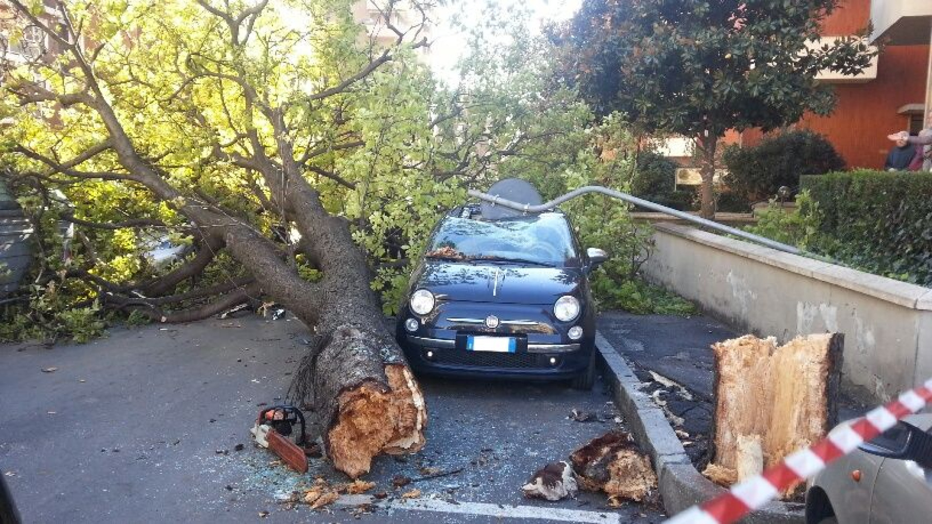 Vento forte, albero sulle auto. Piscina scoperchiata a Fiorenzuola